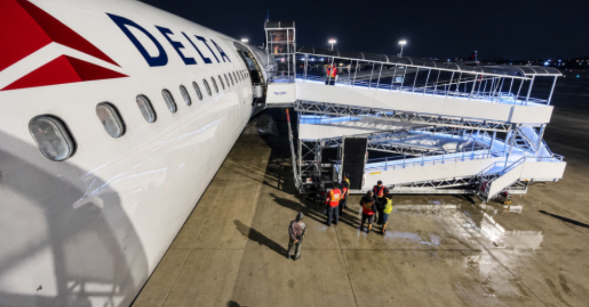 A Delta Air Lines começou a operar uma nova plataforma de embarque remoto no Aeroporto Internacional de São Paulo, em Guarulhos. A estrutura oferece um trajeto coberto e sem escadas entre o transporte terrestre e a aeronave, com foco em mais acessibilidade e conforto para os passageiros.

Segundo a companhia, a solução beneficia especialmente pessoas com mobilidade reduzida, famílias com crianças pequenas e passageiros que têm dificuldade para subir e descer escadas. A Delta afirma ser a única companhia aérea em Guarulhos a oferecer esse tipo de plataforma, dentro de uma estratégia mais ampla de acessibilidade que inclui recursos a bordo e solicitação de assistência pelo site ou aplicativo.