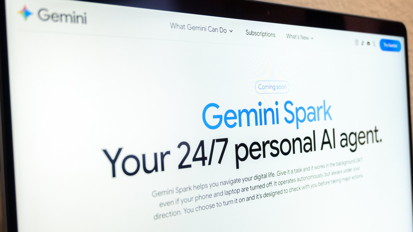 O Google está transformando o Gemini em um assistente pessoal proativo com o Spark, uma nova ferramenta agêntica que executa tarefas em segundo plano enquanto você segue com o seu dia. Em vez de organizar e-mails ou criar planilhas manualmente, basta descrever o que precisa e deixar a IA fazer a primeira parte.

O Spark funciona com apps do Google Workspace como Gmail, Docs, Agenda e Drive, e está disponível para assinantes do Google AI Pro ou Ultra. O Google alerta que a IA ainda pode errar, então é bom acompanhar as tarefas e evitar compartilhar dados sensíveis de login ou pagamento.

Para quem vive dentro do ecossistema Google, este é um passo enorme rumo a um fluxo de trabalho realmente automatizado, e um sinal de que os assistentes de IA estão deixando de ser novidade para se tornar utilidade diária.