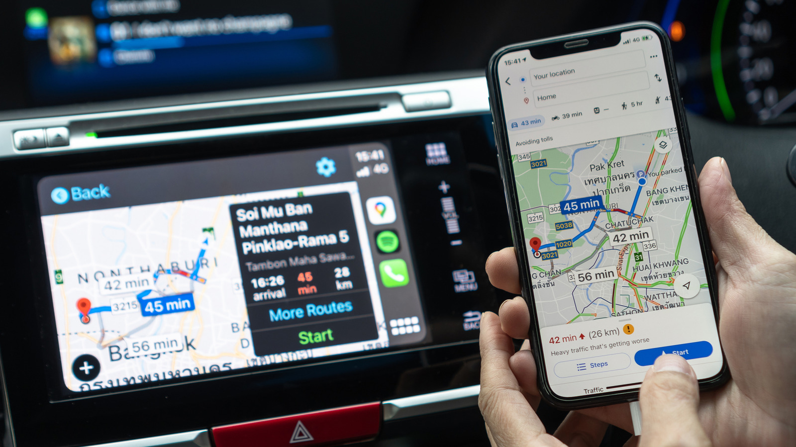 O Apple Maps melhorou desde seu lançamento conturbado, mas muitos motoristas ainda confiam no Google Maps por causa dos dados de trânsito, listagens de empresas e rotas familiares. A boa notícia é que o CarPlay lida bem com o Google Maps, e existem truques inteligentes para fazê-lo parecer o app padrão. Na União Europeia e no Japão, as regras locais permitem definir o Google Maps como app de navegação padrão, então a Siri e os endereços abrem tudo automaticamente.

Fora dessas regiões, ainda dá para colocar o Google Maps em destaque. Mova-o para a primeira página ou para o painel do CarPlay, adicione um widget para acesso rápido e use pedidos à Siri terminando com 'no Google Maps' para evitar que o Apple Maps assuma a rota. Baixe mapas offline para viagens longas, configure endereços de casa e trabalho, e ajuste a visualização do mapa para deixar cada trajeto mais rápido e claro.