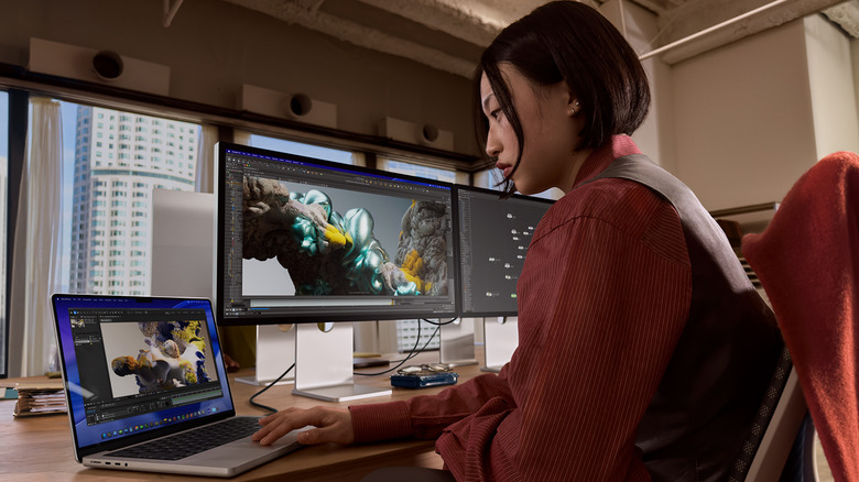 A Apple aumentou os preços do MacBook Pro M5 em cerca de US$ 300 por causa da escassez global de memória, deixando um notebook já premium ainda mais pesado no bolso. Mas ainda vale a pena comprar? A resposta depende de quão urgente é a sua necessidade de upgrade.

Rumores indicam que um MacBook Ultra com tela OLED touchscreen pode chegar ainda este ano, e modelos futuros com chip M6 já estão no horizonte. Se você conseguir esperar, pode conseguir uma máquina muito mais preparada para o futuro.

Sem pressa? Você também pode economizar bastante considerando o MacBook Air M5 ou o acessível MacBook Neo, que está conquistando elogios pelo custo-benefício.
