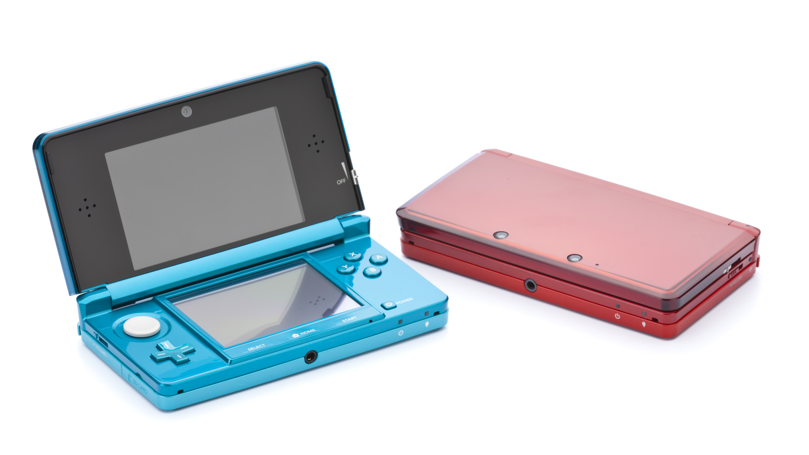 O Nintendo 3DS foi descontinuado há anos, mas em um mercado onde o Switch 2 acabou de subir de US$ 450 para US$ 500 em meio a uma dura escassez de memória RAM, esse pequeno portátil de concha está fazendo um retorno barulhento. Ele cabe no bolso da jaqueta, é resistente como um tanque e carrega uma das bibliotecas de jogos mais amadas da história da Nintendo.

O problema é que essa nostalgia virou artigo de luxo. O mesmo pânico corporativo que empurra os preços de hardware para cima fez um 3DS recondicionado chegar a cerca de US$ 250, mais caro que um Switch recondicionado. Quando um console descontinuado e com mais de uma década custa mais que um atual, não é um mercado saudável, é um sistema que segue espremendo o jogador até o último centavo enquanto fecha estúdios e corta empregos.

Se você entrar nessa, ganha portabilidade de verdade, um catálogo lendário e o portátil mais fácil de modificar que a Nintendo já fez, com projetos da comunidade como o Pretendo ressuscitando os servidores que a empresa desligou. Só entre com os olhos abertos: os jogos físicos estão ficando caros, e a cena de emulação pode te servir tão bem por bem menos.