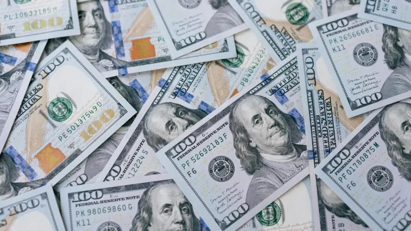 O dólar abriu em alta nesta terça-feira enquanto os investidores acompanham um julgamento histórico no Supremo Tribunal Federal envolvendo as mensagens trocadas entre o ministro Alexandre de Moraes e o ex-banqueiro Daniel Vorcaro, tudo isso na véspera das decisões de juros no Brasil e nos Estados Unidos. O caso abalou o cenário institucional do país e colocou os limites do poder judicial sob forte escrutínio público.

No campo político, uma nova pesquisa Quaest mostra Lula na frente, com 36% das intenções de voto no primeiro turno, contra 31% de Flávio Bolsonaro, com a diferença ainda menor entre o eleitorado feminino. Os números indicam que o ímpeto da extrema-direita vem perdendo força rumo a mais uma eleição decisiva.

Além do tribunal e das pesquisas, o preço do petróleo subiu após ataques à infraestrutura energética da Arábia Saudita tirarem um oleoduto estratégico de operação, e executivos de tecnologia defenderam publicamente uma desaceleração mais segura na corrida pelo avanço da inteligência artificial.