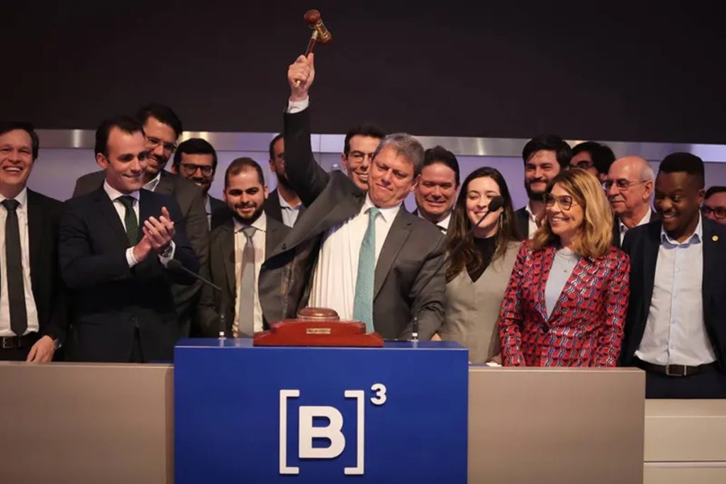 Enquanto Tarcísio de Freitas capricha no discurso e decora números, a realidade de São Paulo desmorona. A privatização da Sabesp avança sem transparência, o transporte público falha com trens superlotados e até incêndio em composição, e os serviços essenciais viram reféns de inaugurações de fachada.

No governo dele, crescem as filas da saúde, a FAPESP sofre cortes e as comunidades do interior são punidas com pedágios free-flow abusivos. A viagem não explicada a Israel só escancara que as prioridades estão longe do interesse público. O estado que deveria ser o motor do país troca eficiência por estética, e o povo continua pagando a conta.