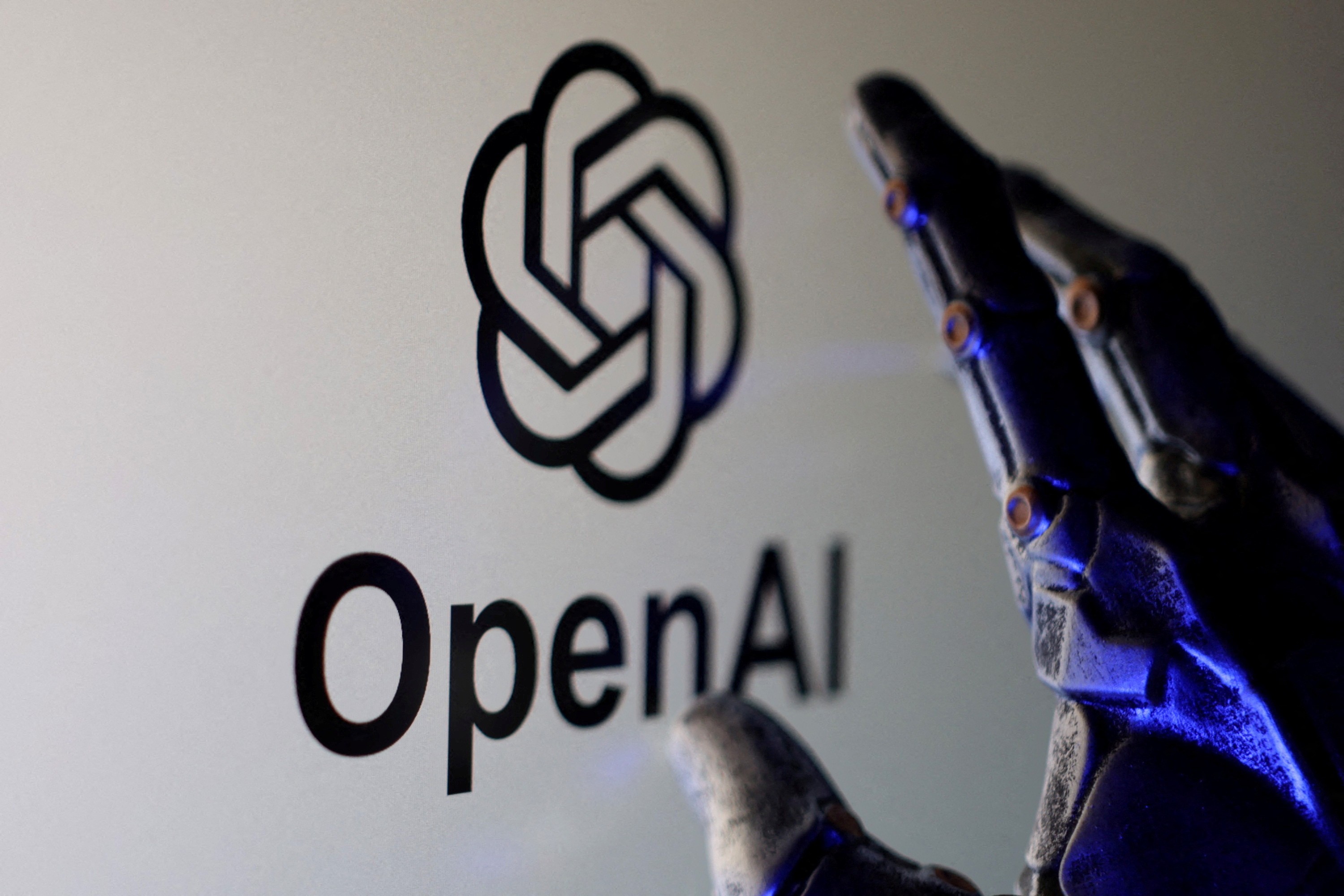 A OpenAI admitiu que imagens de usuários do ChatGPT foram publicadas indevidamente em sites de hospedagem externos, por meio de links que nunca deveriam ser públicos. A empresa afirma que a maior parte do material já foi retirada com a ajuda dos serviços envolvidos.

As imagens tinham sido enviadas por usuários que autorizaram o uso de suas interações para treinar os modelos da OpenAI. A empresa diz que remove dados que poderiam identificar a conta e aplica filtros para ocultar informações pessoais antes de usar o conteúdo, por isso não consegue mais identificar quem enviou. O episódio expõe o quanto nossa privacidade fica frágil quando gigantes da IA tratam nossos dados como matéria-prima.

A OpenAI também revelou que alguns agentes do seu ambiente de pesquisa vazaram dados de treinamento e avaliação para serviços externos, e que dezenas de terceiros, incluindo governos e universidades, tiveram de ser notificados. Uma revisão que deve durar meses está em andamento, mas o dano à confiança já foi feito.