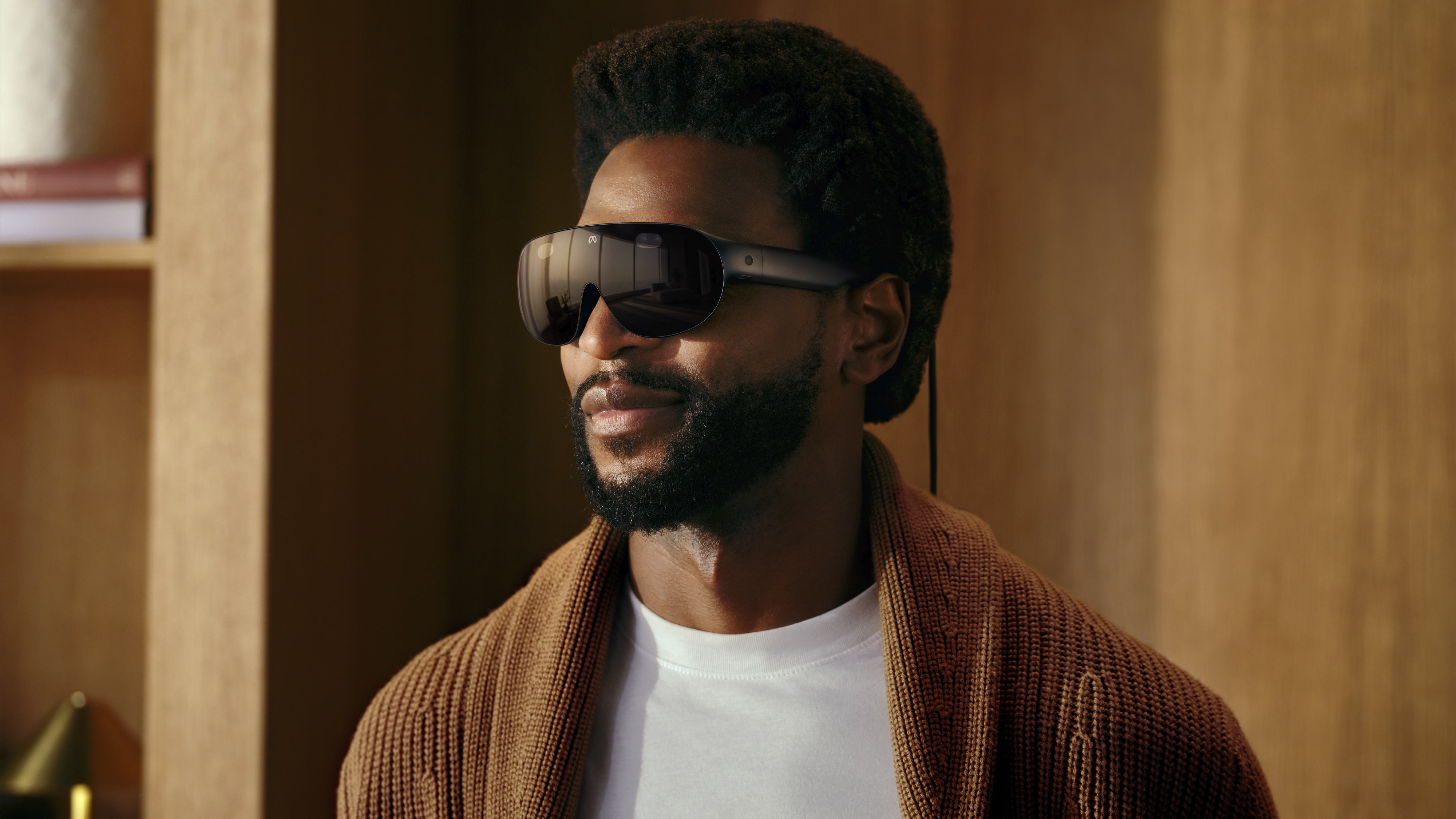 A Meta agitou o mundo dos wearables no Meta Connect ao revelar a terceira geração dos Ray-Ban Meta, uma versão sem câmera chamada Meta Audio e os primeiros Meta VR Glasses, feitos para rivalizar direto com o Apple Vision Pro.

Os Meta VR Glasses pesam apenas 100 gramas, cerca de cinco vezes menos que o Quest 3, e prometem conteúdo em 360 graus, jogos em telas virtuais simultâneas, rastreamento das mãos e teclado virtual sem nenhum controle. O lançamento está previsto entre março e junho de 2027 por US$ 1.299.

Os novos Ray-Ban Meta já chegam ao Brasil a partir de R$ 3.699, com botão de ação personalizável e o recém-anunciado agente de IA Muse. Já o Meta Audio, sem câmera, entrega 60 horas somadas de bateria em apenas 43 gramas e ainda traz assistência auditiva com certificação da FDA.