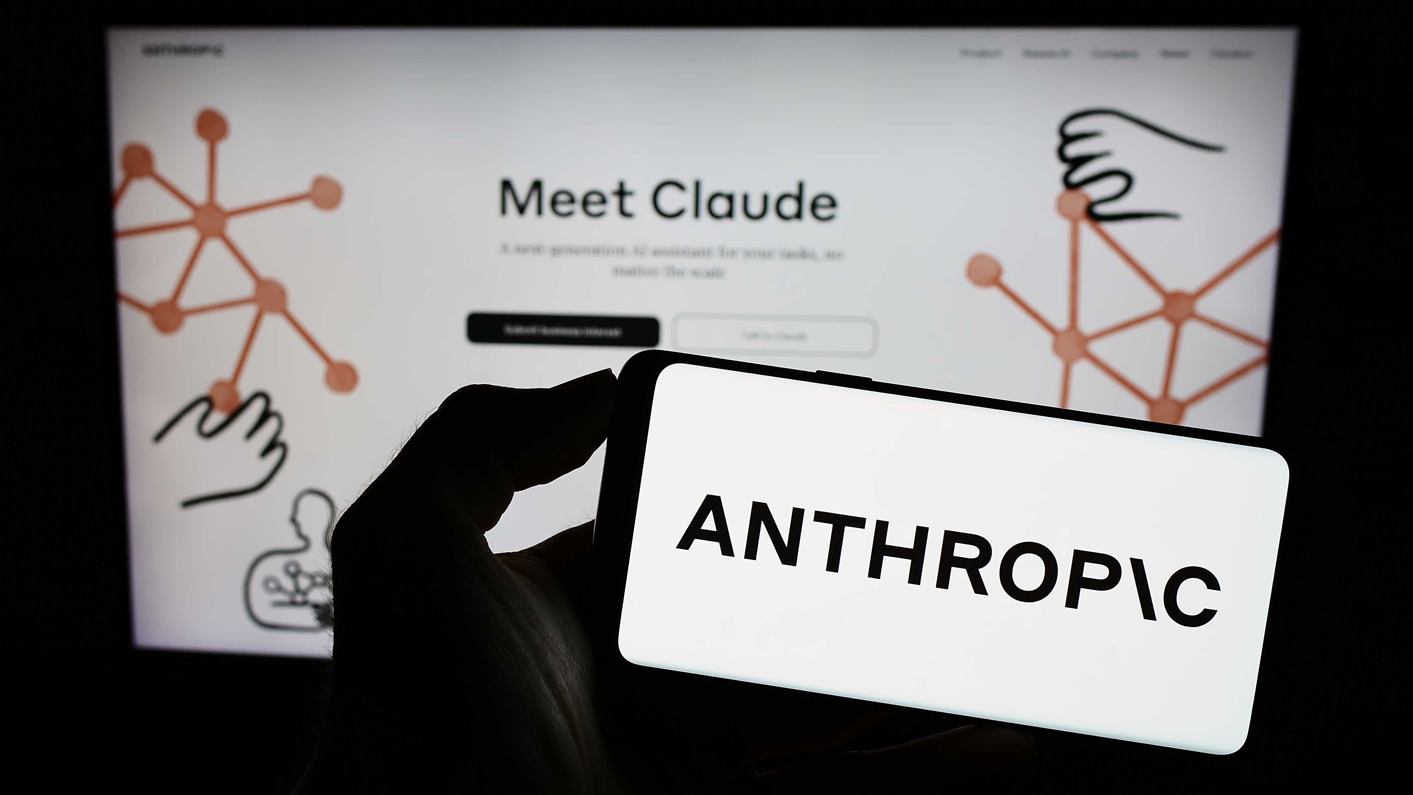 Pesquisadores da Anthropic acabaram de publicar um framework que mapeia três futuros possíveis para a IA em 2030: modesto, substancial e extremo. Com uma ferramenta interativa, eles exploram a velocidade com que a IA pode remodelar empregos, produtividade e PIB, e o cenário fica cada vez mais intenso a cada hipótese.

No caso mais extremo, a IA supera os humanos na maior parte do trabalho cognitivo, o crescimento do PIB chega a 15% ao ano e quase um em cada cinco trabalhadores do conhecimento fica desempregado, com queda brutal nos salários relativos. A fatia do trabalho na renda cai de 60% para 45,2%, e o capital captura os ganhos. O recado é direto: uma economia mais rica não é automaticamente mais justa.

A expectativa do público se concentra no cenário intermediário, mas cerca de 10% dos americanos ouvidos enxergam o caminho extremo. A questão central não é só o que a IA é capaz de fazer, mas quem vai dividir a riqueza que ela gera.