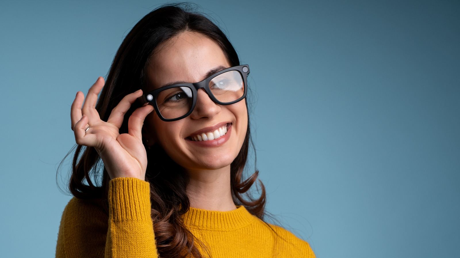 Óculos inteligentes com IA estão se consolidando como uma alternativa legítima aos fones de ouvido, com alto-falantes de ouvido aberto que mantêm você conectado ao ambiente enquanto entrega música, chamadas e alertas do assistente de IA. Diferente dos fones que isolam, esses óculos permitem perceber o trânsito, conversas e sons ao redor sem perder o fio da meada.

A conveniência é inegável: estão sempre no seu rosto, prontos para ler mensagens, atender chamadas ou abaixar o volume com um deslize. Mas as câmeras embutidas em alguns modelos geraram reações negativas sobre privacidade, levando a proibições em certos lugares. Versões sem câmera, como o Ray-Ban Meta Audio, buscam resolver essas preocupações mantendo os recursos principais.

Embora a qualidade de áudio não se compare a fones dedicados, a troca em conforto e consciência situacional torna os óculos de IA um companheiro diário atraente. Eles podem substituir seus fones de vez? A resposta pode surpreender.