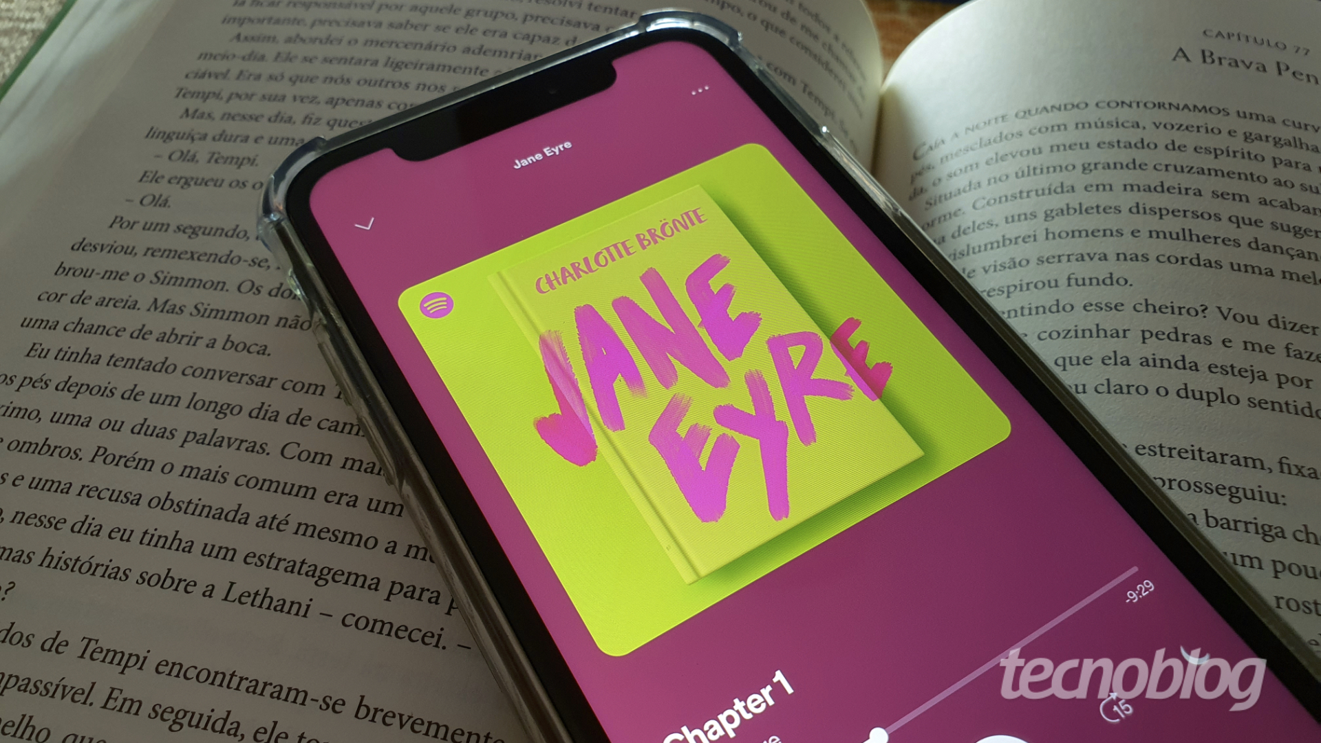 O Spotify vai disponibilizar seus audiolivros no Brasil a partir de 15 de outubro, chegando com mais de 6 mil títulos em português e uma previsão de superar 350 mil títulos em mais de 120 idiomas. É uma expansão e tanto para uma plataforma que já reúne músicas e podcasts em um só lugar.

O ouvinte terá três formas de acesso: a nova assinatura Audiobooks+, com franquia mensal de horas, 12 horas mensais incluídas para assinantes elegíveis do Premium, e a compra avulsa de títulos, disponível até para quem usa o plano gratuito. O preço do plano dedicado no país ainda não foi divulgado.

O grande destaque é o Page Match, que permite apontar a câmera do celular para uma página do livro físico ou digital e continuar a narração exatamente daquele trecho. A empresa também abre espaço para editoras e autores independentes pelo Spotify for Authors, com acordos não exclusivos que mantêm os livros em outras plataformas. Com o número de ouvintes de audiolivros crescendo 39 por cento, o Spotify aposta alto em ouvir histórias.