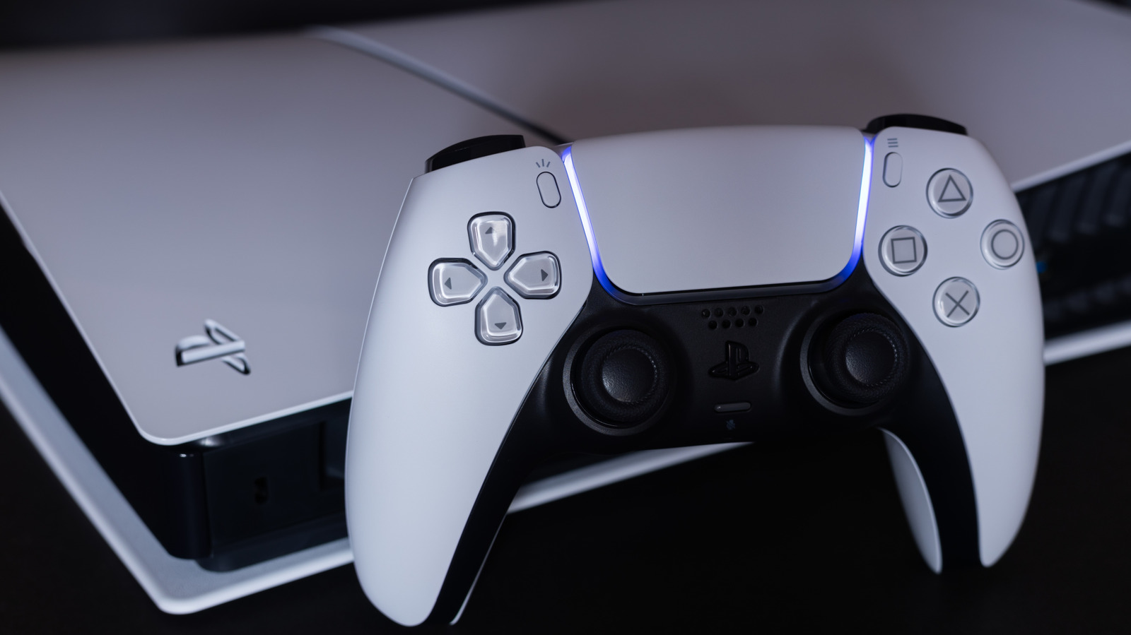 A Sony está cobrando mais por um console que já tem mais de meia década. O PS5 com leitor de disco agora custa US$ 649, a versão digital US$ 599, e o PS5 Pro disparou para US$ 899, transformando o que deveria ser uma porta de entrada em um artigo de luxo enquanto a escassez de memória segue empurrando os preços para cima.

O sinal mais preocupante é a corrida para o futuro totalmente digital. Com o fim dos jogos físicos previsto para 2028 e sem suporte a disco no PS6, a Sony está matando silenciosamente a posse dos games, as promoções em lojas e até o simples ato de emprestar um jogo para um amigo. Isso não é inovação; é um ataque movido a lucro contra os direitos do consumidor e a preservação criativa.