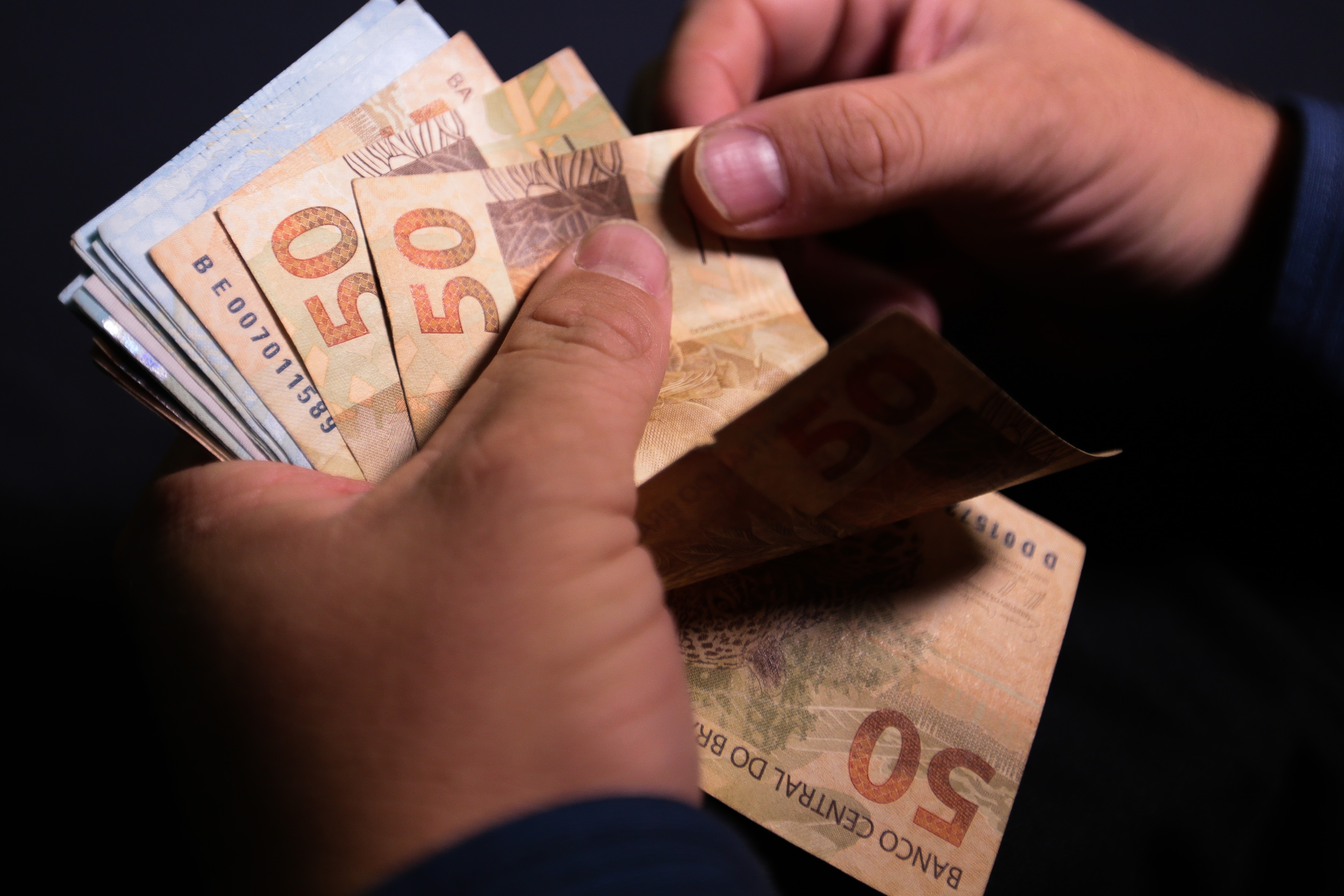 As contas do governo central registraram déficit primário de R$ 13,6 bilhões em agosto, uma melhora em relação ao saldo negativo de R$ 16,2 bilhões do ano anterior e o melhor resultado para o mês desde 2021. O dado reforça a aposta em arrecadação mais justa e na proteção do gasto social.

As receitas líquidas subiram 3,5% em termos reais, para R$ 187,9 bilhões, impulsionadas pelo crescimento econômico, por medidas tributárias do governo Lula e por receitas do petróleo. As despesas avançaram 1,9%, para R$ 201,5 bilhões, com pressão de benefícios previdenciários, abono e seguro-desemprego, além de créditos extraordinários ligados ao Oriente Médio.

No acumulado de janeiro a agosto, o déficit primário chega a R$ 94,9 bilhões, e a previsão oficial indica déficit perto do limite da banda da meta fiscal neste ano. O debate segue entre quem defende mais arrecadação para investir e quem tenta impor cortes que ameaçam direitos.