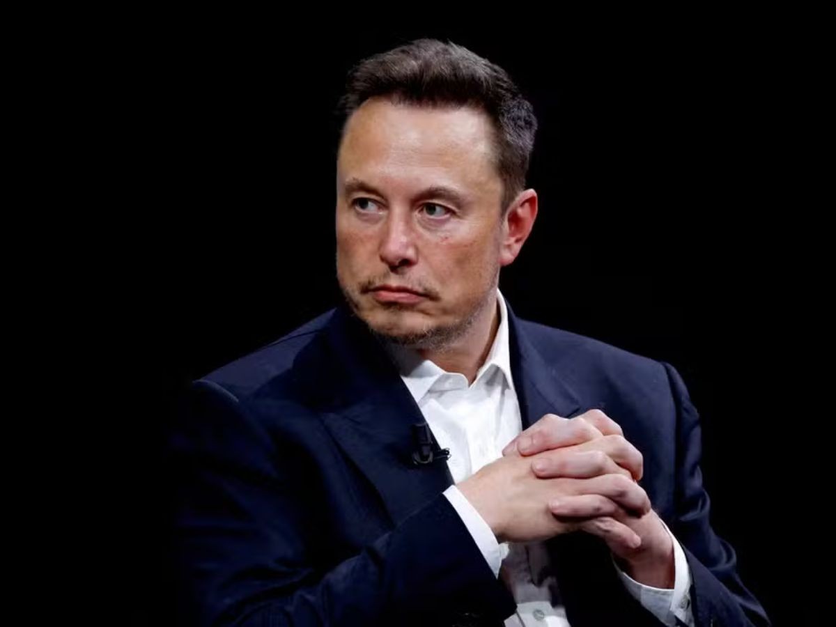 Em uma reviravolta jurídica de peso, um tribunal federal de apelações concedeu uma vitória a Elon Musk e à xAI ao bloquear temporariamente a lei de Minnesota que proibia nudes gerados por IA sem consentimento. O Tribunal do 8º Circuito concedeu liminar enquanto a empresa contesta a constitucionalidade da medida. A lei, em vigor desde 1º de agosto, proibia sites e desenvolvedores de permitir que usuários criassem imagens realistas expondo partes íntimas de pessoas identificáveis sem autorização.

A xAI afirma que o Grok Imagine tem proteções rigorosas e está processando usuários que driblam esses mecanismos. Minnesota argumenta que a lei é essencial para combater a enorme quantidade de material de abuso sexual infantil gerado por IA. A decisão é um triunfo para Musk, mas acende o debate sobre os limites entre liberdade de expressão e proteção contra exploração digital.