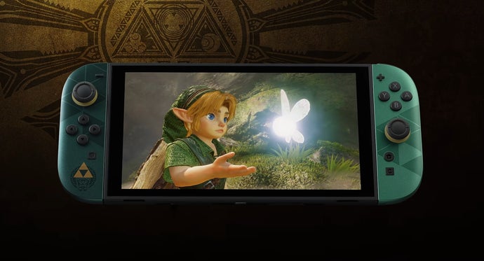 O Switch 2 comemorativo de 40 anos de The Legend of Zelda desapareceu de todas as lojas poucas horas depois da abertura das pré-vendas. O console traz Joy-Cons verde-Link com um padrão inspirado na Triforce e chegou custando cerca de 435 libras, apenas 15 libras acima do modelo padrão. Um Pro Controller e uma case no mesmo estilo também estão a caminho, e o lançamento oficial acontece em 29 de outubro, uma semana antes do remake de Ocarina of Time, em 5 de novembro.

Mas o que realmente domina as conversas é o que veio depois. Dezenas de anúncios surgiram no eBay em poucos minutos, pedindo entre 700 e 985 dólares, e alguns vendedores até inventaram bundles que a Nintendo nunca anunciou. É sempre o mesmo ciclo: oferta limitada, escassez alimentada por hype e um pequeno grupo de revendedores transformando uma celebração de 40 anos de Zelda em pura especulação, enquanto fãs de verdade ficam atualizando páginas de loja.

A revolta é totalmente compreensível. A Nintendo não disse nada sobre reposição antes do lançamento, e não faz sentido que um console em homenagem a uma das franquias mais amadas da história fique trancado atrás de um preço definido por oportunistas. Acesso justo para quem joga deveria valer mais do que proteger escassez artificial, e hoje só ganha quem nunca teve a intenção de abrir a caixa.