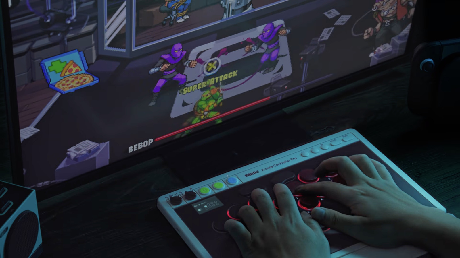 A 8BitDo abriu a pré-venda do Arcade Controller Pro, um controle leverless para jogos de luta que reúne tudo o que a comunidade pediu em um corpo mais afiado e competitivo. Botões menores com espaçamento mais curto, mais entradas programáveis, uma tela de 1,47 polegada para monitorar inputs e personalizar mapeamentos, além de um apoio de pulso magnético que esconde cinco caps de botão extras.

A bateria subiu para 3.000mAh com recarga completa em cerca de quatro horas, e o envio começa em 30 de novembro nas versões N Edition e White. É um upgrade real sobre o Arcade Controller original, mas o preço de US$ 119,99 contra os US$ 89,99 do modelo anterior mostra como os fabricantes de periféricos estão empurrando preços premium para a cena de luta.

Ainda assim, esse é o tipo de hardware que mantém a cena de base viva: inputs precisos, peças reparáveis e um projeto feito em torno dos jogadores, não da margem trimestral. A pré-venda está aberta, então é a hora de garantir o seu.