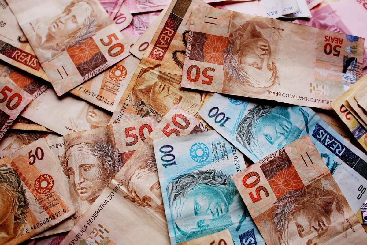 O governo federal projeta receita total de R$ 3,24 trilhões em 2026, o equivalente a 23,7% do PIB, novo recorde da série histórica do Tesouro Nacional e o maior patamar em 30 anos. O número consta na proposta de orçamento de 2027 enviada ao Congresso, que também prevê superávit de R$ 18,6 bilhões nas contas públicas no próximo ano.

No terceiro mandato de Lula, a arrecadação cresceu com a taxação de fundos exclusivos, offshores, alta renda, bets, importados e outras medidas, enquanto o governo ampliou a isenção do Imposto de Renda para até R$ 5 mil por mês. Especialistas, porém, alertam que o aumento dos gastos segue pressionando a dívida pública e os juros, colocando a política fiscal no centro do debate econômico.