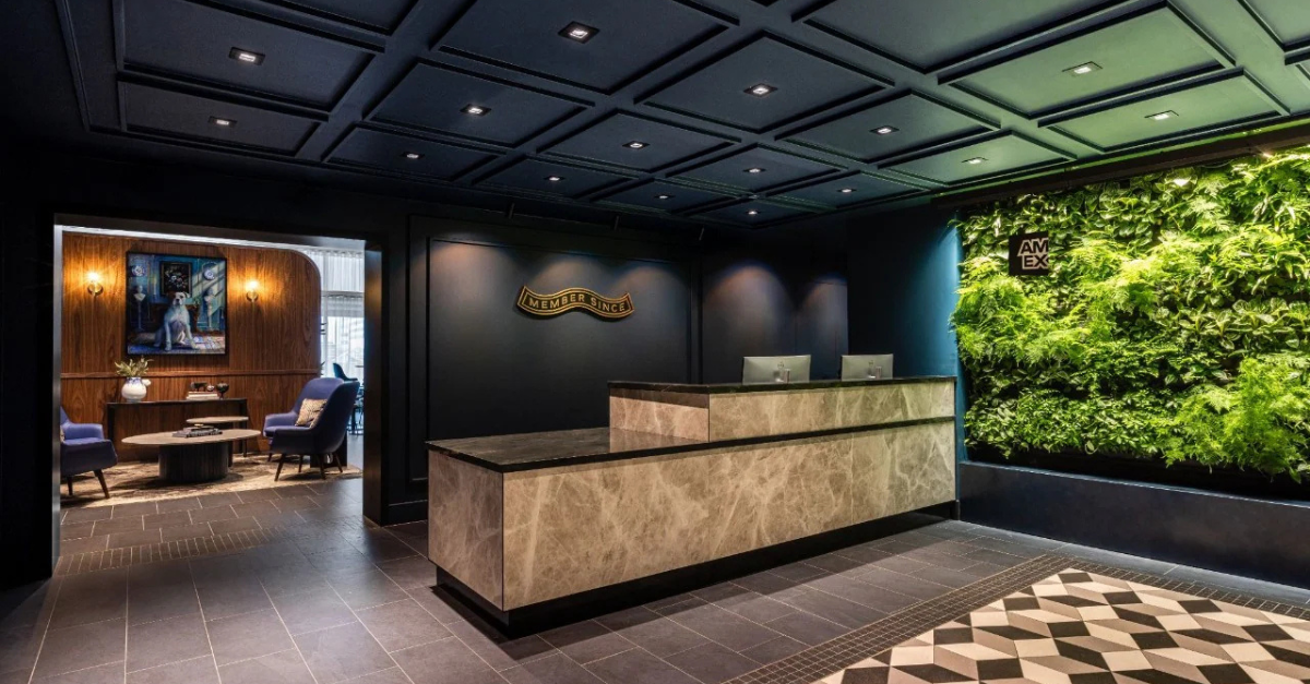 A American Express acaba de inaugurar um novo Centurion Lounge no Aeroporto de Amsterdã-Schiphol, o primeiro do tipo na Europa continental. Localizado entre os saguões E e F, o espaço tem 557 metros quadrados com design contemporâneo inspirado na cultura e nas paisagens holandesas.

A sala conta com obras de artistas locais, áreas silenciosas de trabalho, cabines para chamadas e um menu de sabores sazonais holandeses e europeus, além do Blue Roast Coffee Bar com cafés de origem local e coquetéis.

O acesso é restrito a portadores do The Platinum Card, The Centurion Card e Delta SkyMiles Reserve Card. A novidade faz parte da expansão global que já soma 33 Centurion Lounges e mais de 1.550 salas parceiras pelo mundo. Para quem viaja e gasta no exterior com frequência, uma conta global como a Nomad complementa o combo de viagem premium.