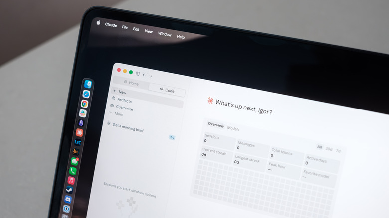 O vibe coding está dominando o desenvolvimento de software, mas nem todo mundo está aplaudindo. O termo, criado pelo pesquisador de IA Andrej Karpathy, descreve a prática de deixar modelos de IA escreverem seu código enquanto você foca no clima geral. Parece libertador, mas também está alimentando um debate enorme sobre qualidade, segurança e o futuro dos desenvolvedores.

Pesquisas recentes já encontraram vulnerabilidades reais de segurança em códigos gerados por IA, e desenvolvedores profissionais dizem que a IA já é responsável por quase metade das suas bases de código. Ao mesmo tempo, essa mudança está abalando as vagas de quem quer começar na programação. Para amar ou odiar, o vibe coding é impossível de ignorar.