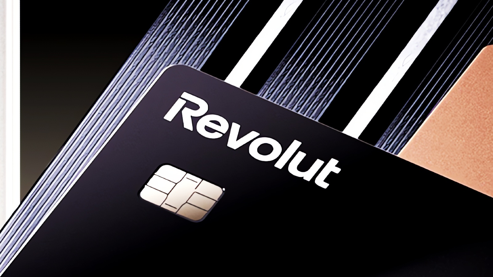 A Revolut acaba de confirmar um vazamento de dados que deveria fazer qualquer pessoa que confia sua identidade a um banco digital parar e pensar. Um atacante enviou um pedido de informações de clientes a partir do domínio de um órgão oficial de governo, com credenciais de autenticação válidas, e a empresa atendeu sob a crença razoável de que era legítimo. O resultado: dados privados de pessoas reais entregues direto a um criminoso digital.

O que vazou é impressionante. Nomes completos, datas de nascimento, profissões, endereços, e-mails, telefones, cópias de passaportes e carteiras de motorista, selfies de verificação facial feitas para o Know Your Client, extratos de conta com números de IBAN, registros de saques e o histórico completo de transações, incluindo operações com Bitcoin. A Revolut afirma que o número de clientes afetados é muito limitado, mas se recusa a dizer quantos, enquanto o investigador de fraudes com cripto ZachXBT alega que o ataque mirou usuários de alto patrimônio. É a segunda grande violação da gigante fintech em quatro anos.

É isso que acontece quando conveniência e coleta massiva de dados são tratadas como as duas faces da mesma moeda: cada documento extra que você envia vira mais uma coisa a perder. Se você está repensando quanto de si mesmo entrega a um aplicativo, ferramentas que priorizam a privacidade, como uma VPN confiável, são um primeiro passo razoável, e serviços transparentes vencem plataformas que fogem da pergunta sobre quantos clientes foram realmente prejudicados.