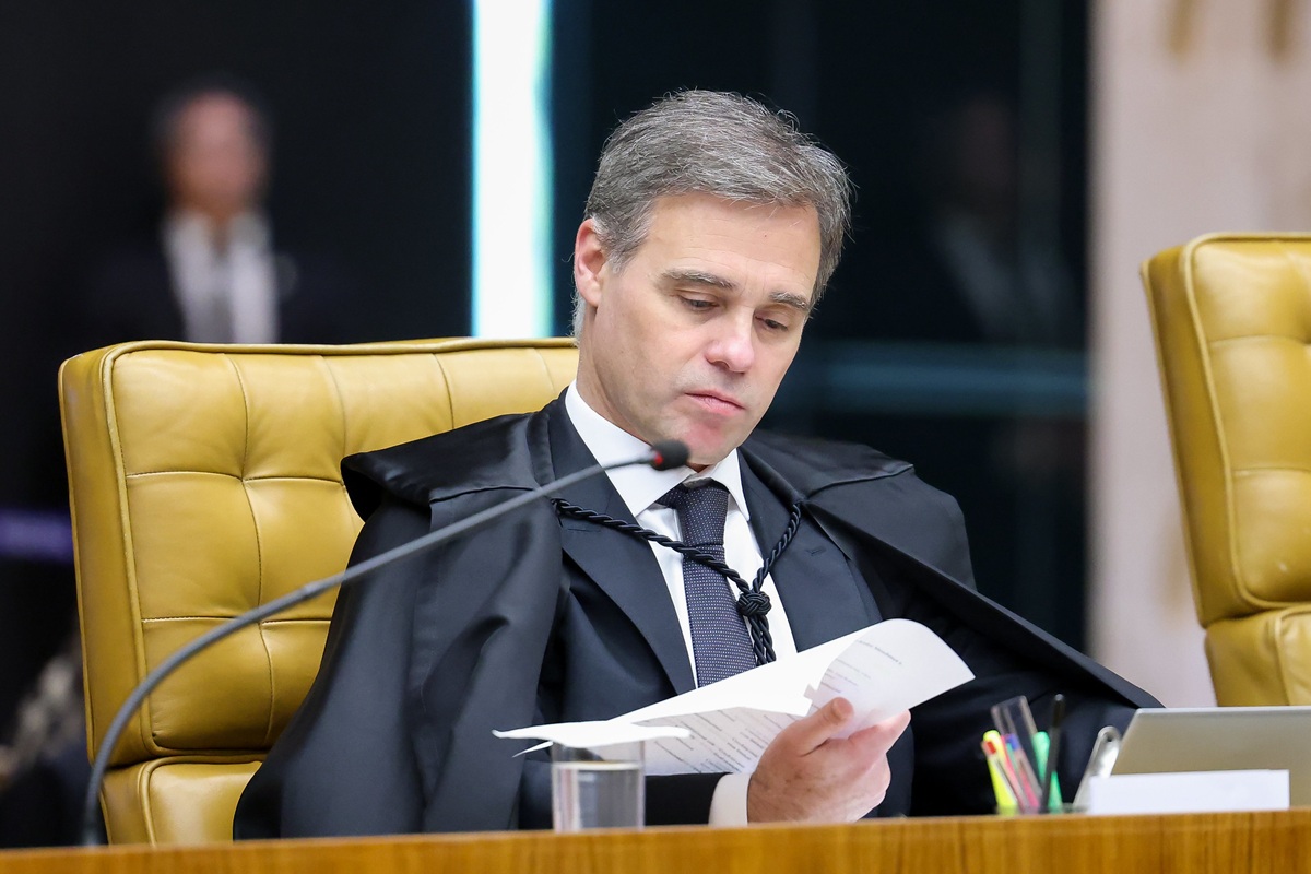 Enquanto o caso Master esquenta, o ministro do STF André Mendonça anunciou às pressas que vai deixar o Instituto ITER depois que o Jornal GGN revelou 37 notas fiscais emitidas para clientes privados em apenas três dias. O detalhe que acende o alarme: isso aconteceu no mesmo período em que ele recebeu Daniel Vorcaro, do Banco Master, em um encontro fora do gabinete oficial.

Para piorar, a saída da sociedade foi anunciada exatamente no dia mais explosivo da crise. Mendonça diz que o assunto foi apenas um processo sobre precatórios, mas o volume de notas fiscais e a pressa em se desfazer da empresa indicam que alguém está tentando apagar pistas. A sociedade brasileira não pode aceitar essa versão sem investigação séria. É preciso abrir os contratos, revelar os clientes e esclarecer tudo o que aconteceu dentro do ITER.