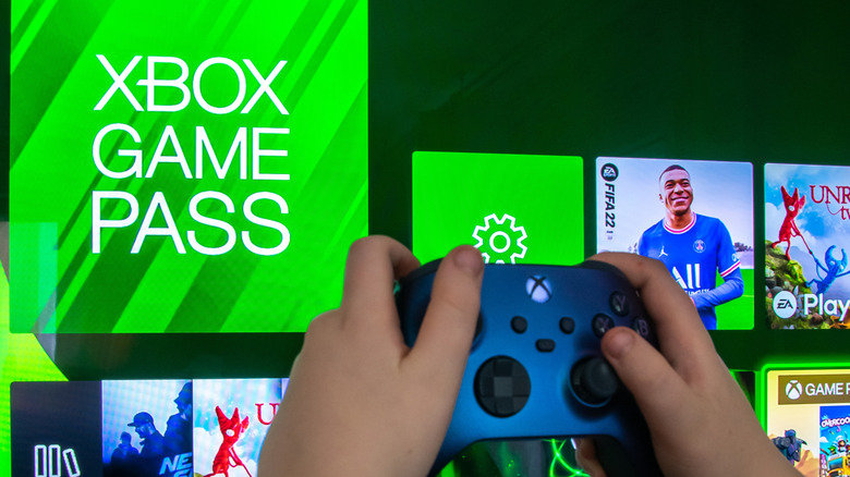 Comprou um jogo por engano ou percebeu aquela assinatura cobrando todo mês sem você usar? O sistema de reembolso digital da Xbox é mais flexível do que muita gente imagina — e você não precisa brigar com o suporte para pedir seu dinheiro de volta.

Jogos digitais, complementos e algumas assinaturas podem ser reembolsados pela página oficial de suporte da Xbox. Geralmente, você tem até 14 dias para pedir reembolso de jogos com pouco tempo de uso, e cobranças recentes de assinatura podem se encaixar na janela de 30 dias. O pedido pode levar até 72 horas para ser processado.

Antes de comprar por impulso, vale conhecer as regras. Saber como pedir reembolso deixa a loja da Xbox bem menos assustadora.