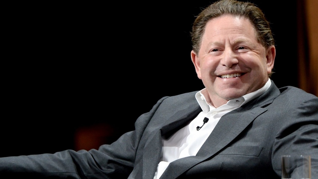 O ex-CEO da Activision Blizzard, Bobby Kotick, entrou para o conselho de administração da Skydance, nova entidade formada após a fusão da Paramount com a Warner Bros. Discovery. A nomeação coloca um dos executivos mais controversos dos games dentro de uma empresa que agora controla grandes propriedades de cinema, TV e videogames, incluindo estúdios da Warner Bros. e franquias como Mortal Kombat.

A chegada de Kotick acontece em meio a uma onda implacável de consolidação, demissões em massa e decisões movidas só pelo lucro, que fecharam estúdios e desgastaram desenvolvedores. Seu histórico na Activision inclui denúncias de assédio no ambiente de trabalho, retaliação contra denunciantes e uma franquia Call of Duty que perdeu parte de sua relevância cultural. Resta saber se o conselho da Skydance vai priorizar integridade criativa e bem-estar dos trabalhadores em vez de agradar acionistas.