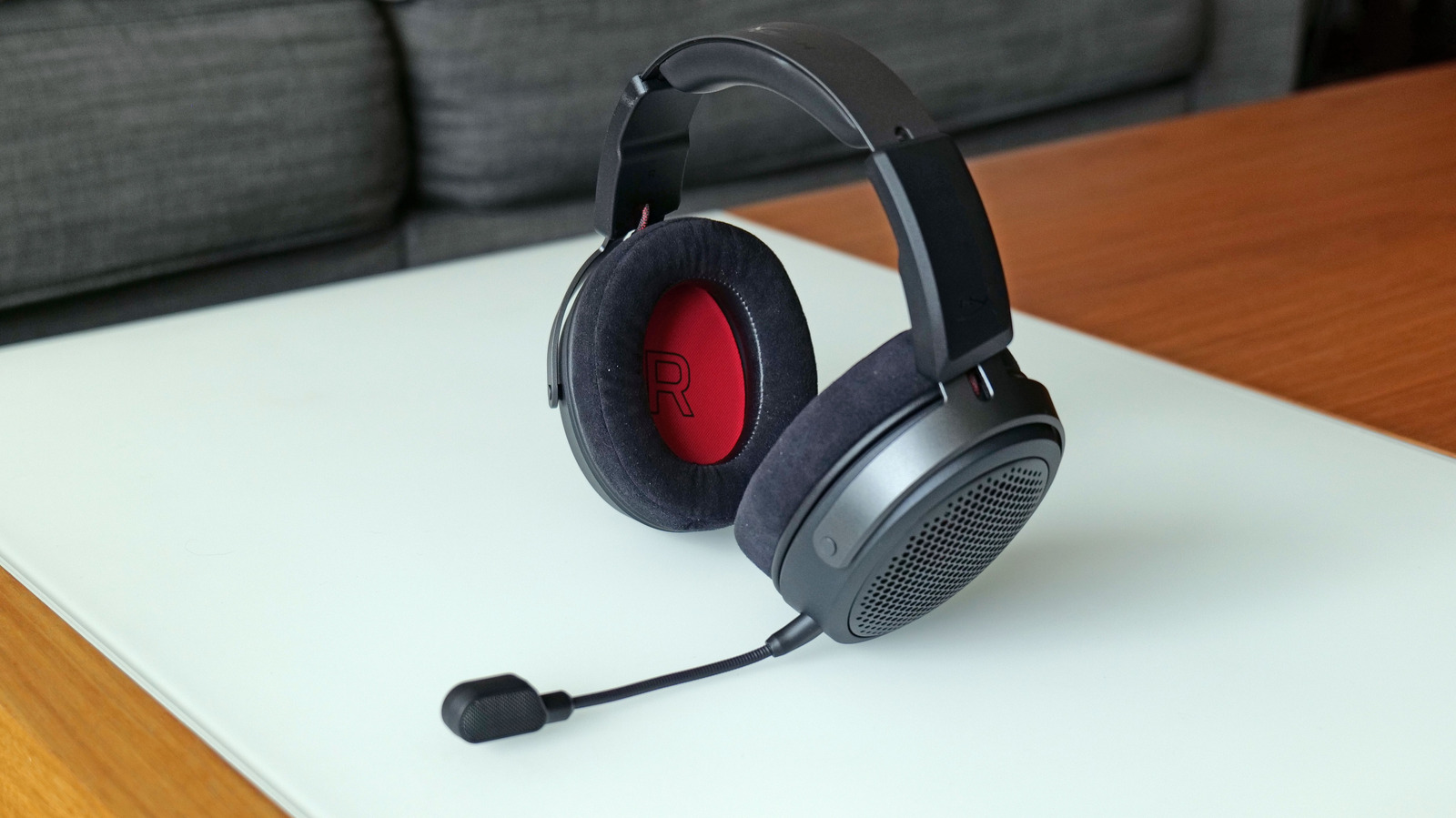 A HyperX acaba de agitar o mercado com o Cloud Alpha Air, o primeiro headset gamer aberto da marca. Por apenas US$ 150, ele entrega um palco sonoro amplo e o exclusivo sistema Bass Tube, que preserva os graves profundos sem abafar os detalhes do áudio. Perfeito para sentir cada passo e explosão no jogo.

Com espumas revestidas em ultrasuede, arco de metal resistente e microfone destacável, o Cloud Alpha Air foi feito para longas maratonas de gameplay com conforto. O pacote ainda traz cabo P2, extensão para PC e adaptador USB, garantindo compatibilidade com praticamente qualquer dispositivo. É hardware honesto e acessível para quem leva o som a sério.