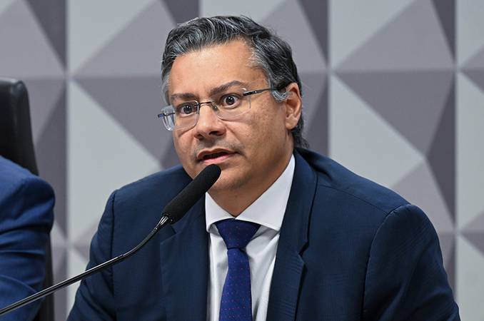 O ministro André Mendonça, do STF, mandou soltar o ex-procurador-geral do INSS investigado pela Polícia Federal por participação em esquema de desvios de contribuições descontadas de aposentadorias e pensões. Ele estava preso desde novembro do ano passado, quando foi alvo da Operação Sem Desconto.

Na decisão, Mendonça substituiu a prisão preventiva por medidas cautelares: uso de tornozeleira eletrônica, proibição de contato com outros investigados e de acesso ao INSS e à Dataprev. A soltura também beneficiou um contador ligado à Conafer, e o ministro ainda revogou a tornozeleira de dois ex-integrantes do governo Bolsonaro citados no inquérito, entre eles um ex-ministro da Previdência apontado como destinatário de R$ 100 mil em propina. A decisão reforça o debate sobre impunidade enquanto a PF investiga o desvio de valores de aposentados por meio de associações usadas como fachada.