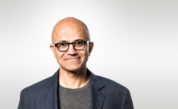 O CEO da Microsoft, Satya Nadella, descreveu os cortes amplos e fechamentos de estúdios da Xbox como 'ótimo de ver', chamando a reestruturação de passo necessário enquanto insiste que a divisão precisa inventar um 'modelo de negócio sustentável'. As declarações foram feitas no Sources Podcast, onde Nadella previu que a Xbox voltará a crescer no ano fiscal de 2027/28.

Por trás do otimismo corporativo, a realidade é brutal: 3.200 vagas foram cortadas em julho, cinco estúdios foram desinvestidos, outras 268 funções foram eliminadas na semana passada, e a Ninja Theory agora enfrenta proposta de fechamento enquanto a Arkane segue em consulta. Halo, Rare e Age of Empires foram transferidos para a Activision como parte da reorganização.

É assim que o capitalismo agressivo se manifesta nos jogos: trabalhadores pagam a conta enquanto executivos perseguem crescimento infinito e dizem se importar com criatividade. Sustentabilidade de verdade significa proteger desenvolvedores, não tratar estúdios como itens descartáveis.