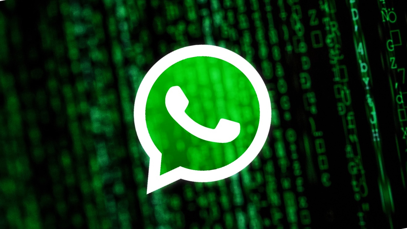 O WhatsApp começou a liberar o novo recurso opcional Scam Alert, que usa um modelo de machine learning local para avisar quando alguém tenta aplicar um golpe na conversa. E o melhor: não quebra a criptografia de ponta a ponta, pois nenhum conteúdo da mensagem sai do seu dispositivo para análise.

Em beta limitado com a comunidade de Bug Bounty, o recurso analisa mensagens de contatos desconhecidos em busca de padrões linguísticos e estruturas de conversa associados a fraudes. Se algo parecer suspeito, você recebe um alerta e pode bloquear, denunciar ou confiar no chat - o controle continua todo seu.