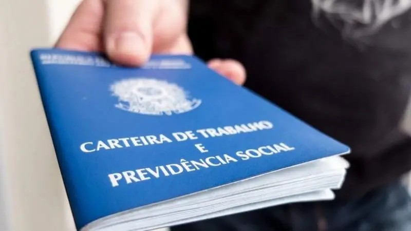A disputa pelo futuro dos direitos trabalhistas no Brasil está acirrada. Lula defende atualizar a CLT para combater a precarização, fortalecer os sindicatos e regulamentar o trabalho em plataformas digitais, enquanto Flávio Bolsonaro quer reduzir o custo da contratação formal e ampliar a flexibilidade.

O tema ganhou força com o fim da escala 6x1. Lula apoiou a mudança; Flávio a chamou de oportunista, mas votou a favor, e o PL já planeja uma alternativa. Com o futuro dos trabalhadores em jogo, essa eleição é sobre dignidade e condições justas.