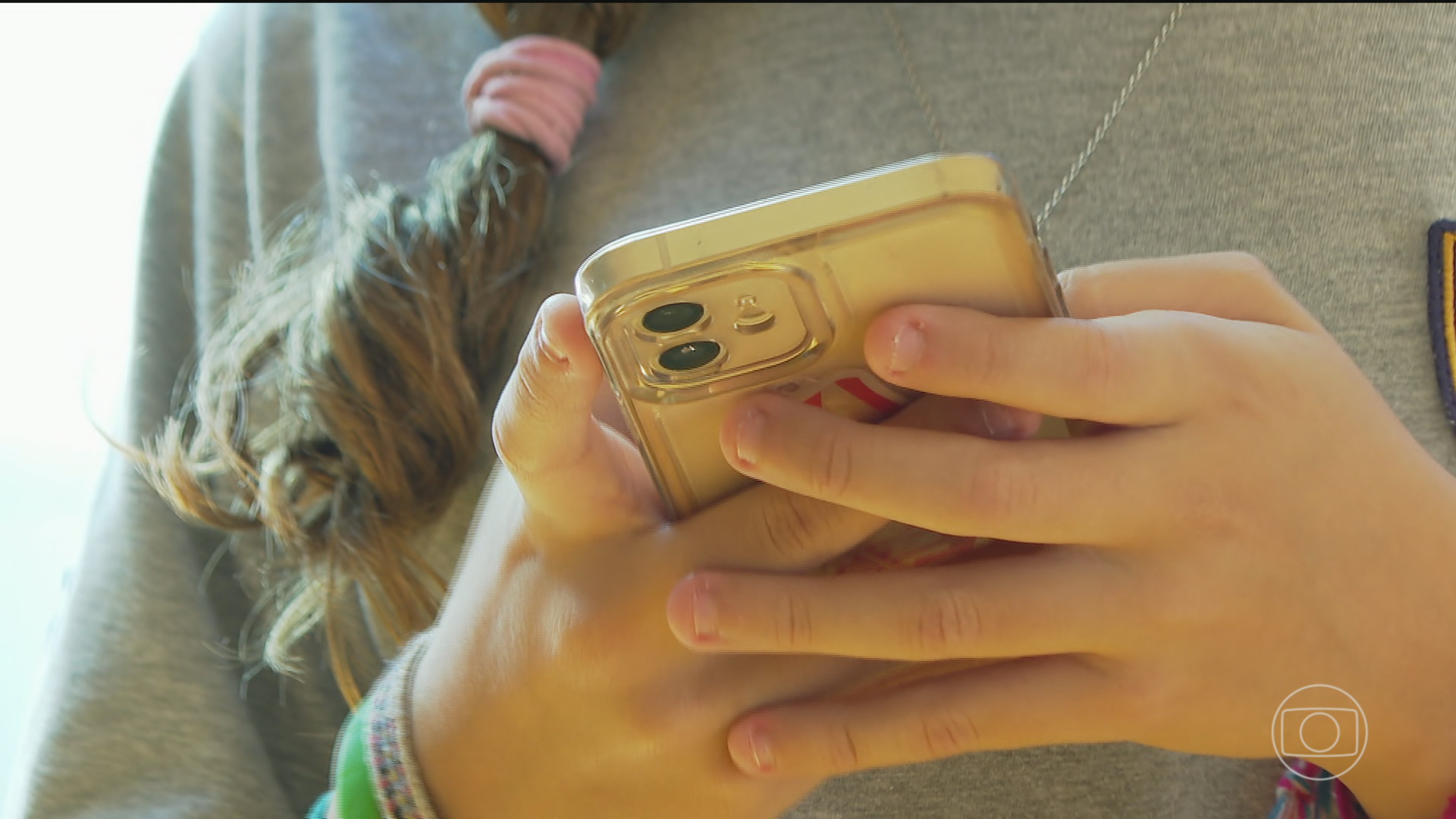 O TikTok acaba de fechar seu primeiro acordo com um estado americano, e o valor é gigantesco. No acordo com o Alabama, a empresa pagará pelo menos US$ 100 milhões em até 45 dias, quantia que pode chegar a US$ 300 milhões caso certas condições sejam cumpridas, e ainda terá de mudar a plataforma: limite de duas horas de uso por dia, pausas obrigatórias após 15 minutos e verificação de idade bem mais rigorosa.

O processo acusava o TikTok de criar um feed infinito feito para viciar e de deixar o algoritmo empurrar jovens para vídeos cada vez mais intensos sobre violência e automutilação, alimentando uma crise de saúde mental que fez disparar os atendimentos de emergência. O estado também afirmou que o app enganou famílias sobre o quão seguro ele é para adolescentes e sobre o acesso do governo chinês a dados de americanos. Outros 27 estados e Washington, D.C. já moveram ações parecidas.

É assim que a responsabilidade de verdade aparece: plataformas que lucram com a atenção de adolescentes finalmente encarando consequências em vez de se esconder atrás de escudos jurídicos. E quando o assunto é proteger seus próprios dados, ferramentas como o ProtonVPN seguem essenciais para quem leva privacidade a sério. A batalha sobre como as redes tratam os jovens está apenas começando.