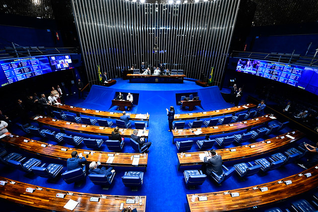 O Brasil deu um passo gigante rumo a uma das maiores conquistas trabalhistas dos últimos tempos. A CCJ do Senado aprovou a PEC que acaba com a escala 6x1, reduz a jornada máxima de 44 para 40 horas semanais e garante dois dias de descanso remunerado, sem redução salarial.

A proposta segue agora para o Plenário, onde precisará de 49 votos em dois turnos. A transição será gradual: 42 horas após dois meses e 40 horas em pouco mais de um ano. A aprovação na CCJ representa uma vitória importante contra a resistência conservadora e um avanço histórico na luta por mais tempo para viver.