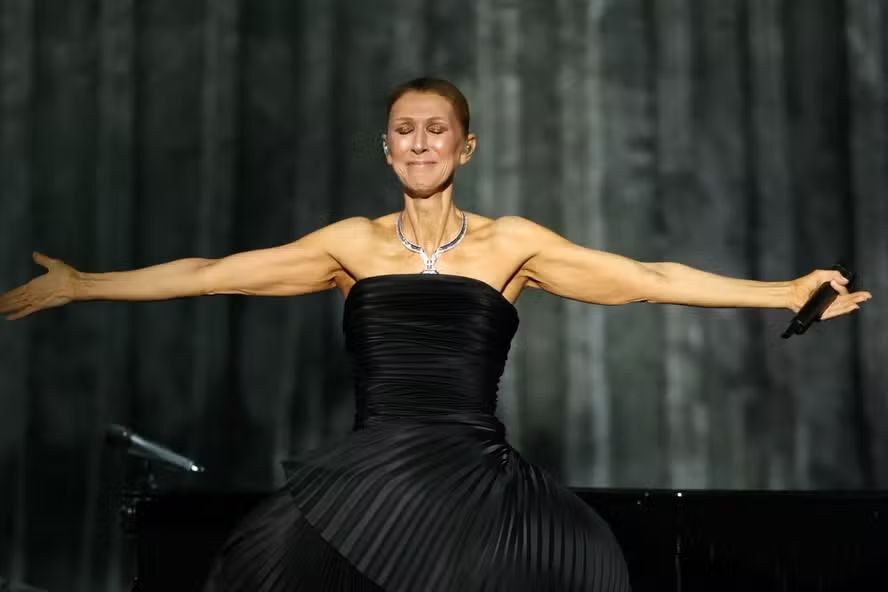 Depois de seis anos longe dos palcos, Céline Dion voltou a cantar e emocionou 30 mil fãs. A estrela quebequense abriu sua nova série de shows perto de Paris com 'On ne change pas' e precisou parar no meio da música, tomada pela emoção, antes de dizer ao público que estava de pé graças ao apoio e ao amor de todos.

Aos 58 anos, ela convive com a síndrome da pessoa rígida, doença neurológica rara diagnosticada em 2022 que a acompanha há cerca de vinte anos. O retorno vem depois de sua apresentação marcante na abertura das Olimpíadas de Paris, que a elevou de novo ao status de ícone.

São 16 shows até meados de outubro e mais 10 em maio de 2027, com procura intensa e ingressos que chegam a custar centenas de euros. É um novo capítulo de superação para uma artista que já vendeu mais de 260 milhões de álbuns.