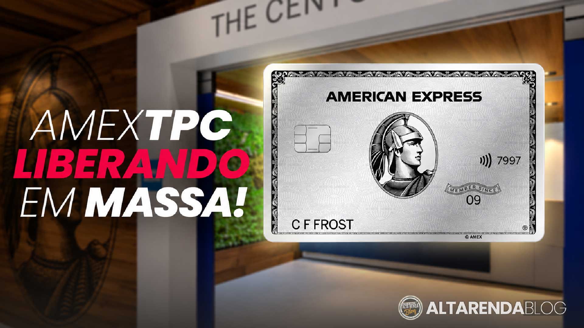 O Bradesco está liberando em massa uma nova onda do American Express The Platinum Card, e o momento não poderia ser melhor para quem busca recompensas e viagens premium. O cartão volta com pontuação promocional de até 4 pontos por dólar em compras nacionais nos primeiros seis meses, além de 3 pontos por dólar em compras internacionais.

A anuidade, normalmente 12 parcelas de R$ 166, pode ser totalmente zerada com gasto de R$ 15.000 nos primeiros 90 dias. Isso equivale a cerca de R$ 5.000 por mês, o que torna o primeiro ano bem mais acessível para quem já concentra despesas no cartão.

Além dos pontos, o cartão oferece uma ampla rede de salas VIP, incluindo Centurion Lounge, Bradesco Cartões Lounge, W Premium Lounge e Delta Sky Club, além de vantagens do programa Fine Hotels & Resorts. Para quem viaja com frequência, é um pacote de peso.