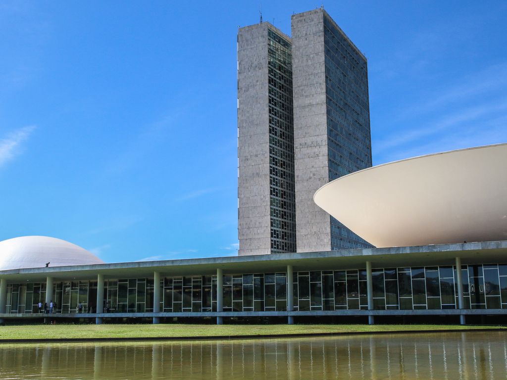 A comissão mista que analisa a MP 1.357/2026, que zera o Imposto de Importação sobre compras internacionais de até US$ 50, adiou mais uma vez a votação do relatório. A decisão fica para quarta-feira (2), em meio a negociações com o governo, parlamentares e representantes da indústria.

Se aprovada, a medida promete ser uma grande vitória para o consumidor brasileiro, principalmente para quem depende de plataformas como Shein, Shopee e AliExpress para comprar com preços acessíveis. Enquanto isso, setores do varejo pressionam para manter a taxação. A MP perde a validade em 8 de setembro — e a expectativa só aumenta.