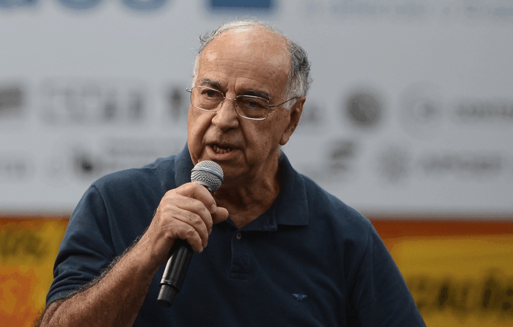 Uma análise poderosa mostra como a soberania energética brasileira — da Petrobras ao pré-sal — foi atacada pela Operação Lava Jato. Um tesouro estimado em mais de um trilhão de reais foi entregue a interesses estrangeiros.

Energia é soberania. O texto conecta os pontos entre o lawfare, o imperialismo e a criminalização da política industrial brasileira, defendendo um projeto nacional, democrático e popular.