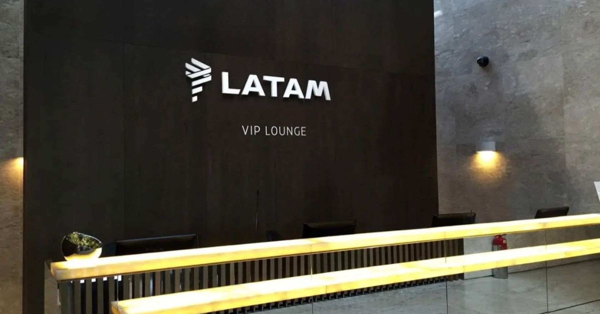 A LATAM ampliou a restrição de acesso ao seu lounge no Aeroporto Internacional de Guarulhos para clientes DragonPass e Visa Airport Companion. No aplicativo do programa, a entrada agora aparece proibida das 15h às 22h30, bem acima da janela anterior, que começava às 18h. O espaço atende passageiros de voos internacionais.

Em comunicado, a companhia aérea classificou os acessos por programas e parceiros externos como complementares, que podem ser ajustados conforme a disponibilidade e as necessidades operacionais locais, sempre com o objetivo de preservar o conforto e a qualidade da experiência dos clientes das cabines Premium e dos elegíveis do LATAM Pass. O tempo máximo de permanência segue em três horas, e crianças menores de dois anos continuam com entrada gratuita.

Para quem organiza a rotina de viagem em torno do acesso a salas VIP, a mudança é um lembrete de que benefícios de terceiros não são garantidos. Se você depende do Visa Airport Companion em Guarulhos, confira os horários atualizados antes de se dirigir ao aeroporto e ajuste o planejamento da chegada.