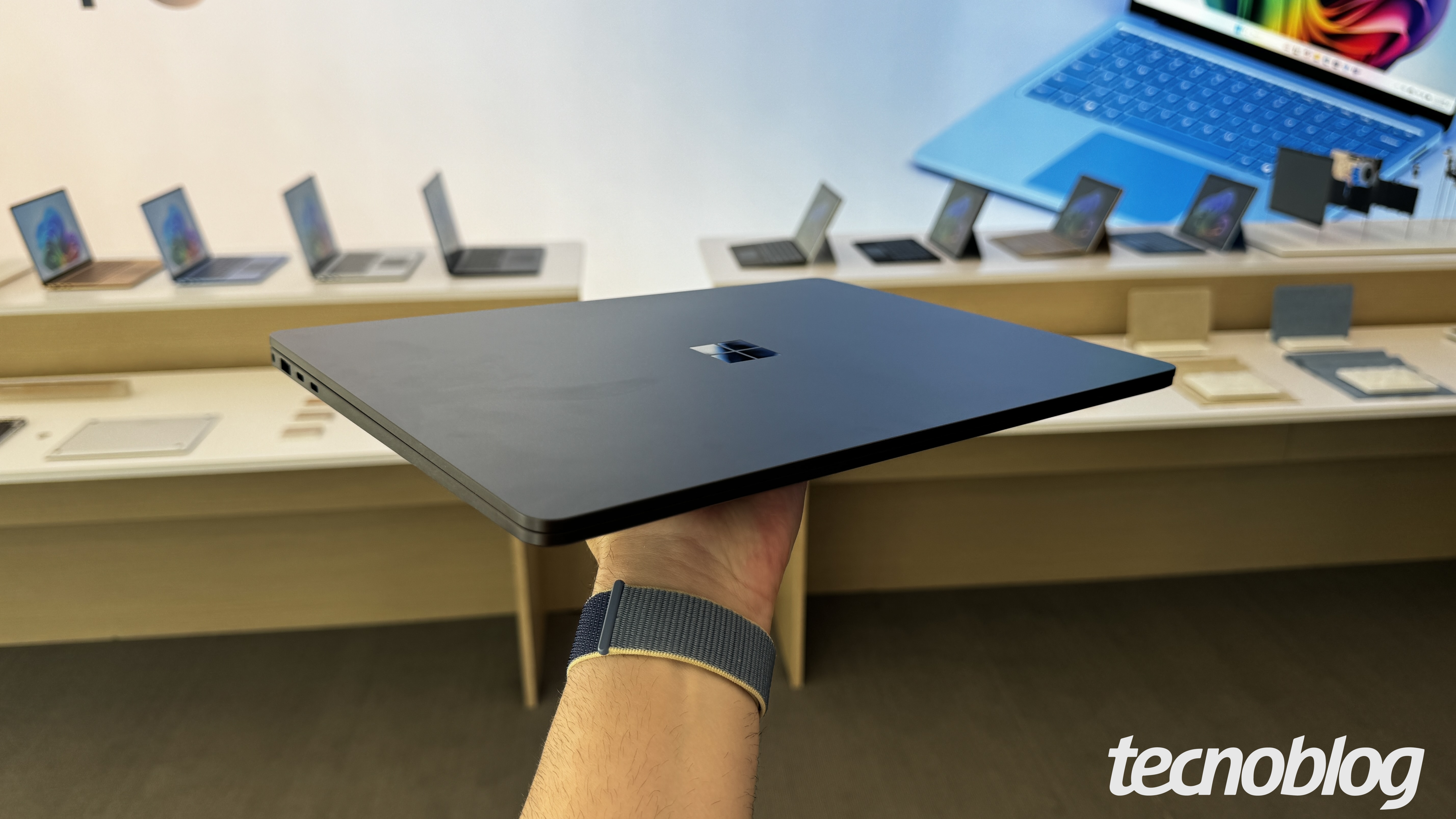 A era dos Copilot+ PC está chegando ao fim em silêncio. Depois de lançar o selo em maio de 2024 para identificar computadores com hardware dedicado de IA, a Microsoft está abandonando o nome sem anúncio oficial.

Até os Surface mais recentes, que cumprem todos os requisitos originais, já não exibem a marca, sinal de que apostar em IA local para vender notebooks comuns não conquistou o público. Executivos da Qualcomm dão a entender que outras fabricantes vão seguir o mesmo caminho, deixando a terminologia de lado sem abrir mão do hardware.

Os motivos são evidentes: recursos de IA raramente pareceram essenciais em um computador pessoal, e as máquinas construídas em torno deles continuaram caras. O hardware e as NPUs seguem por aí, mas a mensagem de marketing que os vendia pode já ter acabado.