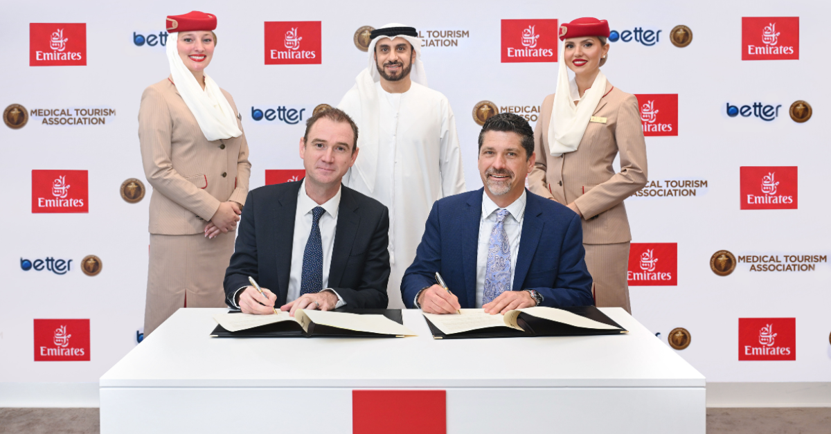 A Emirates assinou um memorando de entendimento com a Medical Tourism Association (MTA) para ampliar sua atuação no turismo médico. A parceria, anunciada na Arabian Travel Market 2026, pretende criar experiências de viagem integradas para pacientes, médicos, seguradoras e empregadores em busca de tratamentos de saúde, bem-estar e longevidade.

Ao combinar a vasta rede da Emirates, que atende quase 140 destinos, com a posição de Dubai como polo de saúde e bem-estar, a iniciativa vai focar em mercados-chave na África, Ásia e Oriente Médio. A plataforma da MTA, que integra coordenação de cuidados, viagens e pagamentos internacionais seguros com tecnologia da Mastercard, ajudará viajantes a encontrar profissionais credenciados, coordenar tratamentos e realizar pagamentos com facilidade. Essa jogada ousada sinaliza uma nova era em que saúde e viagens globais se encontram.
