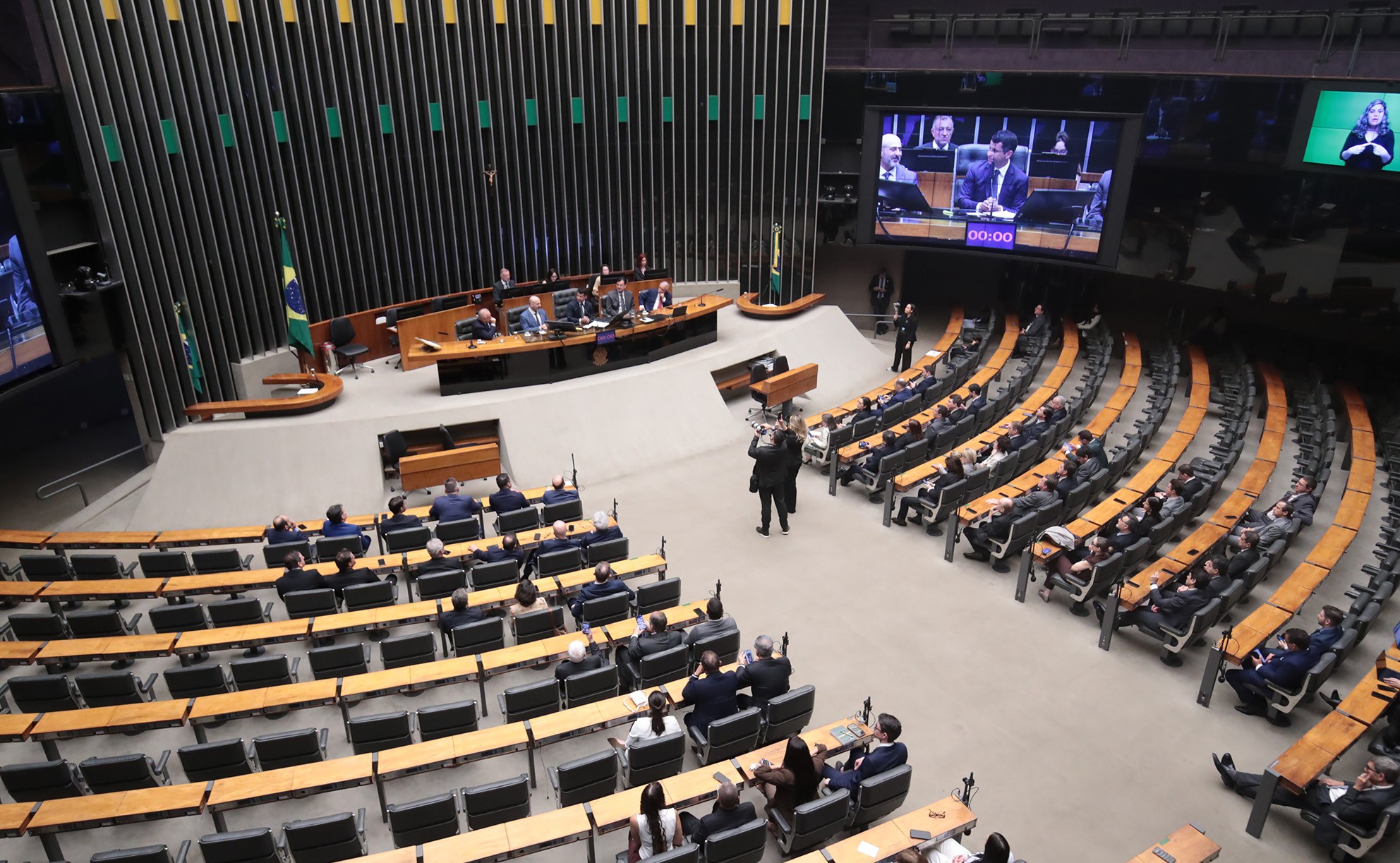 Caiu uma grande oportunidade para quem sonha com uma carreira pública estável e bem remunerada. A Câmara dos Deputados abriu um novo concurso com 66 vagas imediatas e 118 para cadastro de reserva, com salários iniciais de até R$ 32.070,88 para candidatos de nível superior em 11 especialidades.

As vagas abrangem áreas estratégicas como comunicação social, documentação e informação legislativa, engenharia, museologia e registro dos trabalhos parlamentares, incluindo cargos de jornalista, relações-públicas, arquivista, bibliotecário, museólogo e engenheiros de diversas especialidades. As provas serão aplicadas em todas as capitais do país e no Distrito Federal, o que facilita a participação de candidatos de todo o Brasil.

As inscrições vão de 15 de outubro a 17 de novembro, com taxa de R$ 130, e as provas objetiva e discursiva estão marcadas para 17 de janeiro de 2027. O serviço público segue sendo um dos pilares de uma sociedade mais justa, e essa é a prova de que investir no setor público continua valendo a pena.