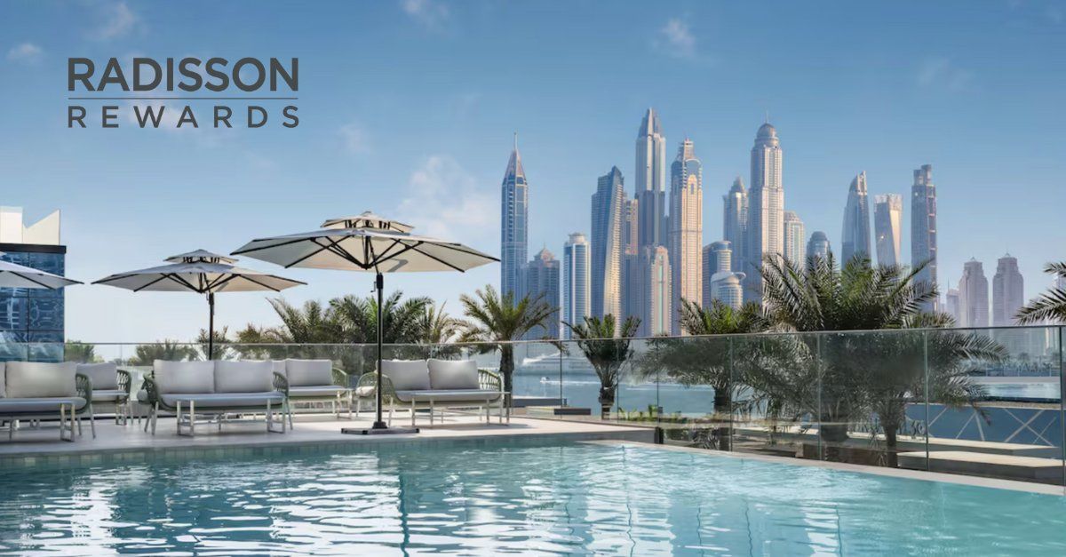 O Radisson Rewards está transformando cada viagem em uma máquina de pontos. Agora, os membros podem ganhar até 10 mil pontos bônus ao se hospedarem em diferentes marcas do Radisson Hotel Group, com a bonificação somada aos pontos normais.

A promoção vale para reservas e estadias realizadas até 20 de dezembro de 2026, em propriedades participantes da Europa, Oriente Médio, África e Ásia-Pacífico. Basta se cadastrar, reservar diretamente e se hospedar em duas, três ou quatro marcas diferentes para desbloquear 6.000, 8.000 ou 10.000 pontos bônus.

Com marcas como Radisson Blu, Park Plaza e art’otel, a oferta é um impulso e tanto para quem gosta de variar. Só não esqueça: as reservas precisam ser feitas direto com o Radisson e as estadias concluídas dentro do período promocional para garantir o bônus.