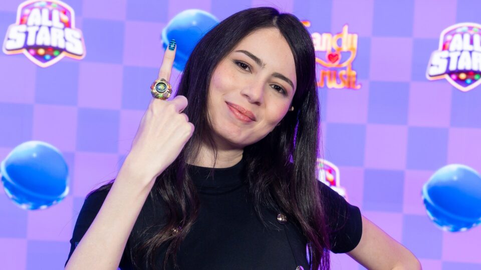 Luana Mattos, de 21 anos, acaba de conquistar o mundo! Ela venceu o Candy Crush All Stars 2026, torneio oficial da King realizado em Londres, e levou para casa o prêmio de US$ 500 mil, cerca de R$ 2,5 milhões. Única brasileira entre os 10 finalistas, Luana fez história no cenário competitivo de jogos mobile.

Luana joga Candy Crush desde 2013 e, após a vitória emocionante, deu dicas de campeã para quem quer evoluir no jogo: relaxe, jogue por episódios para maximizar recompensas e use boosters com estratégia. Uma conquista que mostra a força do Brasil no cenário gamer mundial!