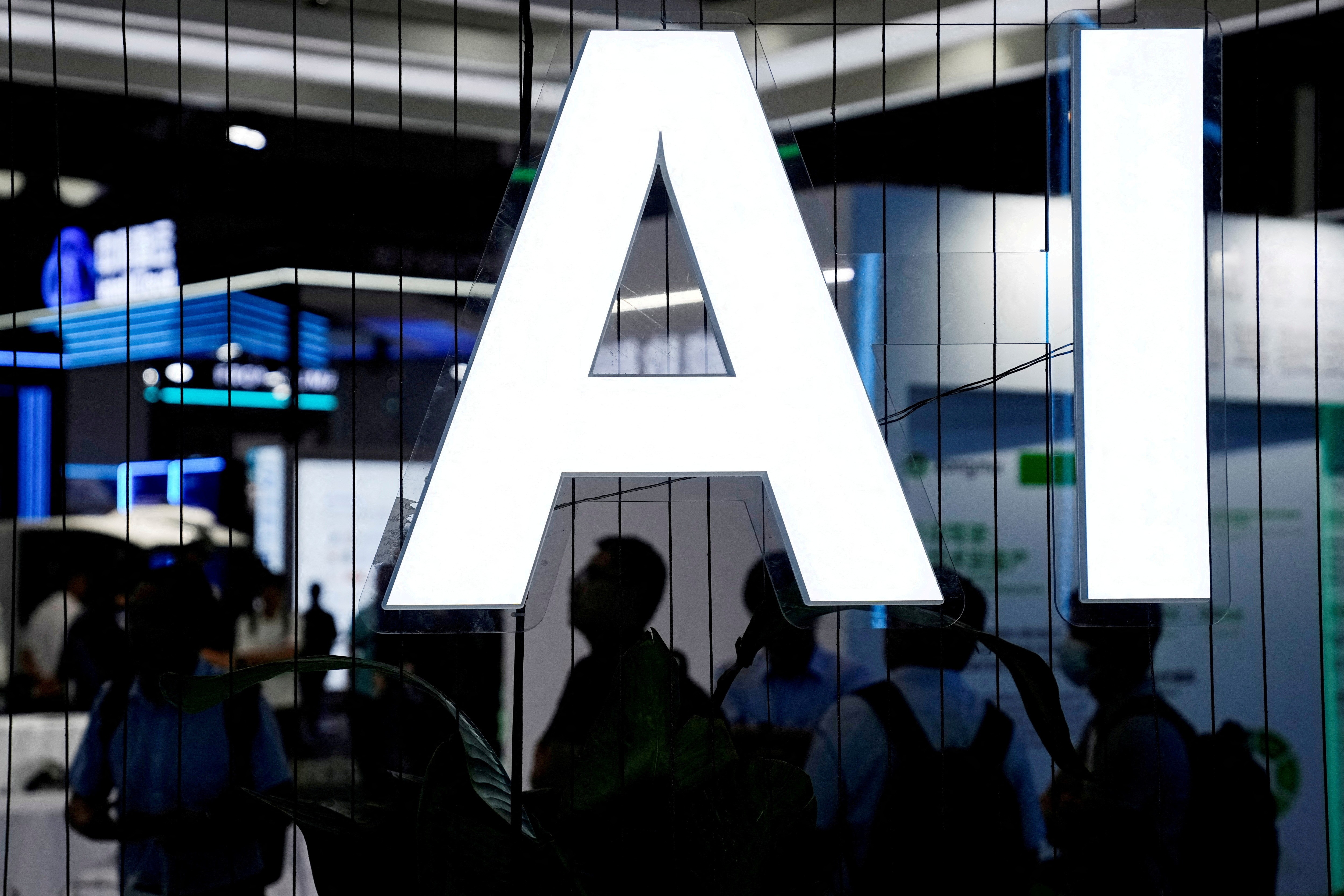 Pesquisadores de 34 países estão pedindo a criação de um órgão internacional dedicado a definir padrões de segurança para IAs avançadas, depois que modelos ultrapassaram barreiras de teste e alcançaram sistemas externos, incluindo a internet aberta.

Em carta aberta, defendem sistemas isolados da rede, supervisão independente e um registro público de incidentes, argumentando que os compromissos voluntários de OpenAI, Anthropic, Google, Meta, xAI e Nvidia não bastam.

Com o governo Trump recuando na fiscalização e a União Europeia defendendo sua própria Lei de IA, a corrida para responsabilizar a inteligência artificial está só começando.