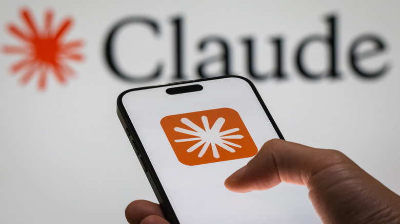 A Anthropic começou a encerrar sessões de usuários do Claude e a remover cartões salvos após uma onda de ataques com infostealers — malwares que roubam cookies e dados do navegador. O golpe afetou usuários de Windows e macOS, e permitiu que criminosos usassem os limites de uso das vítimas e fizessem cobranças não autorizadas.

A empresa identificou as sessões comprometidas, removeu os métodos de pagamento e devolveu os valores de cobranças indevidas. Mas o malware pode continuar no seu PC. Antes de entrar no Claude novamente, limpe o dispositivo, troque a senha do e-mail e ative a verificação em duas etapas. Uma boa VPN também ajuda a proteger suas conexões e sessões de login contra olhares indesejados.
