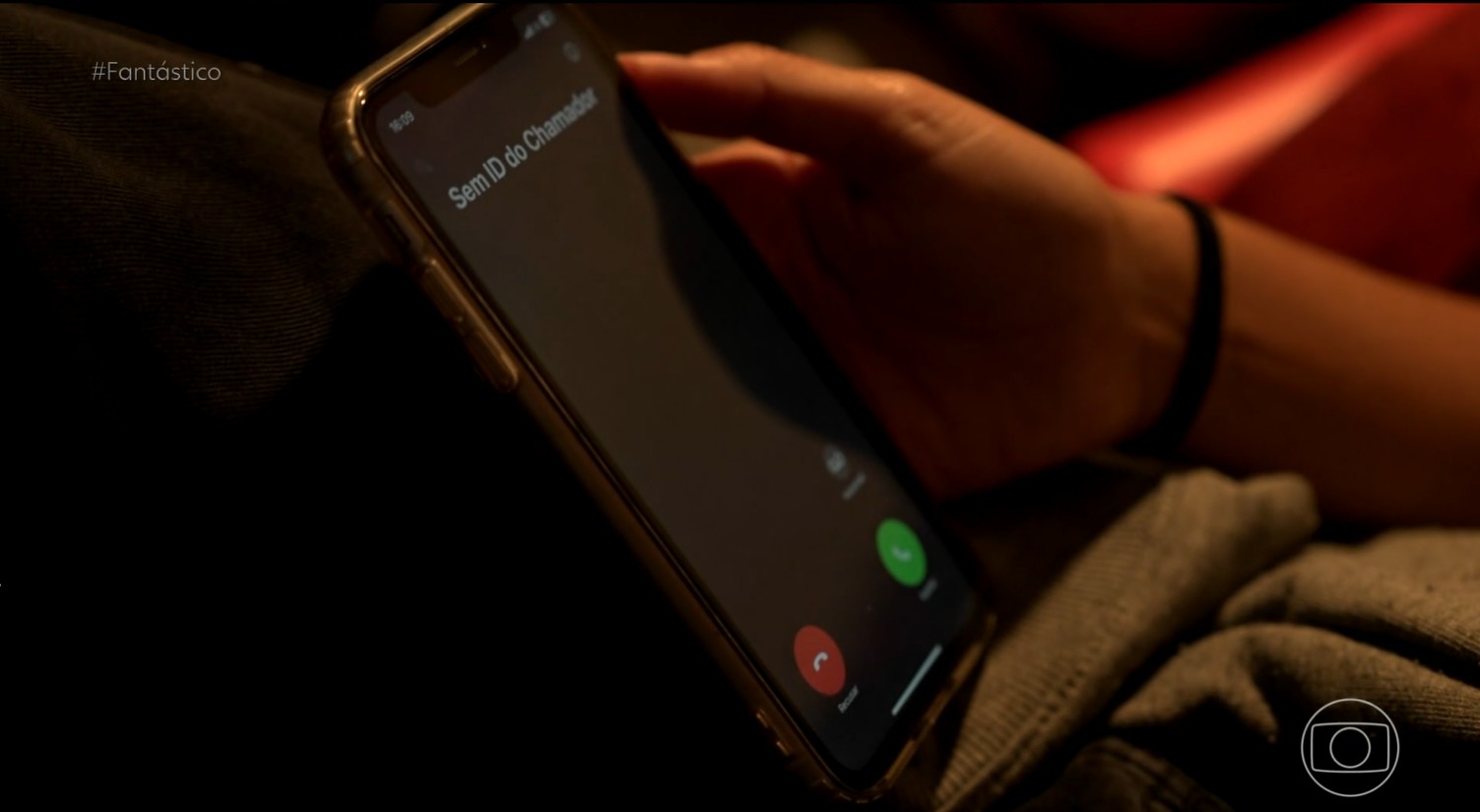 A Anatel deu sinal verde para o Vivo Anti-spam e decidiu que a ferramenta não viola as regras do setor. A agência manteve o bloqueio de chamadas ativo, mas reforçou que operadoras não podem agir sem limites: é preciso garantir transparência, proporcionalidade e tratamento justo entre as empresas.

Com ativação automática para clientes desde maio, a Vivo afirma que só 0,007% cancelam o serviço. Agora, a Anatel recomenda avaliar a adoção de mecanismos parecidos em todas as redes, o que pode tornar o bloqueio de robocalls e ligações mudas um padrão nacional contra o spam telefônico.