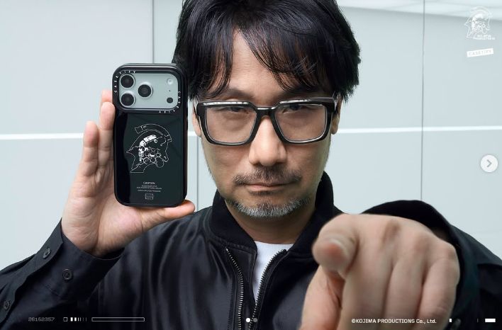 Hideo Kojima acaba de fazer um alerta que parece saído de uma das suas próprias histórias: as redes sociais se tornaram máquinas de câmaras de eco, onde as pessoas buscam validação para aquilo em que já acreditam e raramente param para questionar a informação diante delas. Em uma conversa ligada à estreia de Digger, o criador lendário conectou a realidade online fragmentada de hoje a Metal Gear Solid 2, jogo de 2001 que explorou manipulação de informação, narrativas guiadas por IA e o poder assustador de notícias falsas sobre a política e a vida cotidiana.

Kojima também rebateu críticas preguiçosas sobre Death Stranding, lembrando que pessoas que nunca jogaram insistiam em chamá-lo de 'simulador de caminhada'—e que a persistência dessas opiniões é o que mais o assusta. Com algoritmos entregando apenas o que o público quer ver, encontros casuais com visões diferentes estão desaparecendo. É uma crítica afiada e urgente ao mundo digital vinda de um criador que passa décadas nos alertando sobre ele.