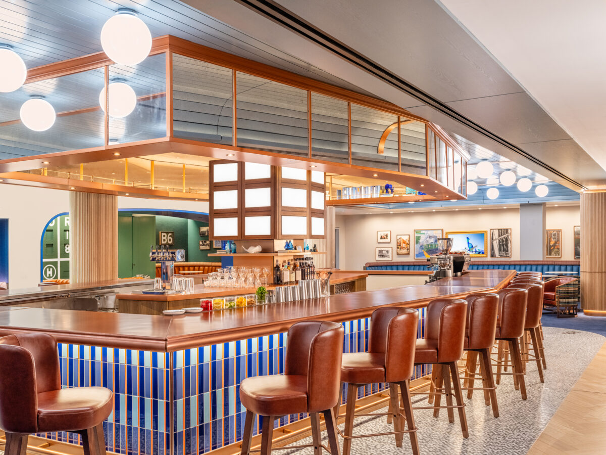 A JetBlue está elevando a experiência nos aeroportos com a chegada do seu segundo lounge BlueHouse, no Aeroporto Internacional de Boston. Inaugurado em 27 de agosto, o espaço foi pensado como uma extensão de casa, celebrando bairros icônicos da cidade com o bar The Neighborhood Bar, um armário secreto de doces da Madeleine's e uma área de trabalho inspirada na Biblioteca Pública de Boston, com salas privativas para reuniões.

O lounge premium oferece pratos inspirados na culinária local preparados na hora, coquetéis do premiado bartender Jackson Cannon e uma seleção de cervejas artesanais da Nova Inglaterra. Além disso, a JetBlue ampliou o acesso gratuito à BlueHouse para passageiros das tarifas Mint e Mint Flex e anunciou a chegada da nova tarifa Mint Base para quem busca uma experiência premium mais flexível.