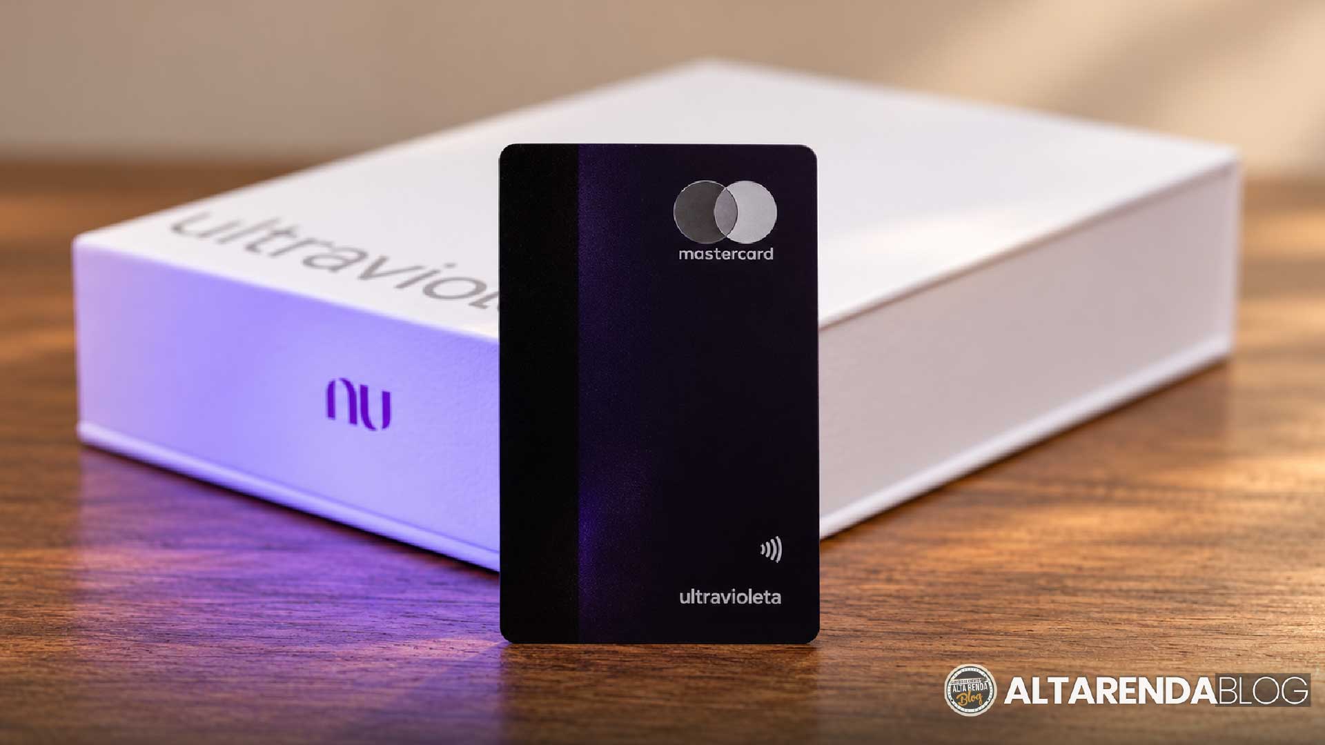 O convite do Nubank Ultravioleta pode estar mais perto do que você imagina. Parte dos clientes já vê no app uma opção que liga os investimentos diretamente à análise do cartão, transformando a espera passiva em um movimento ativo.

A referência é ter R$ 50 mil ou mais aplicados no Nubank. Esse mesmo valor também isenta a mensalidade padrão de R$ 89, o que representa mais de R$ 1.000 economizados por ano. É uma avaliação, não uma aprovação garantida, e o convite continua chegando pelo app como sempre.

Além da isenção, o cartão entrega cashback ou pontos, acesso ilimitado ao Ultravioleta Lounge em Guarulhos, visitas gratuitas ao Priority Pass, conta global multimoeda com spread zero no câmbio e eSIM internacional.
