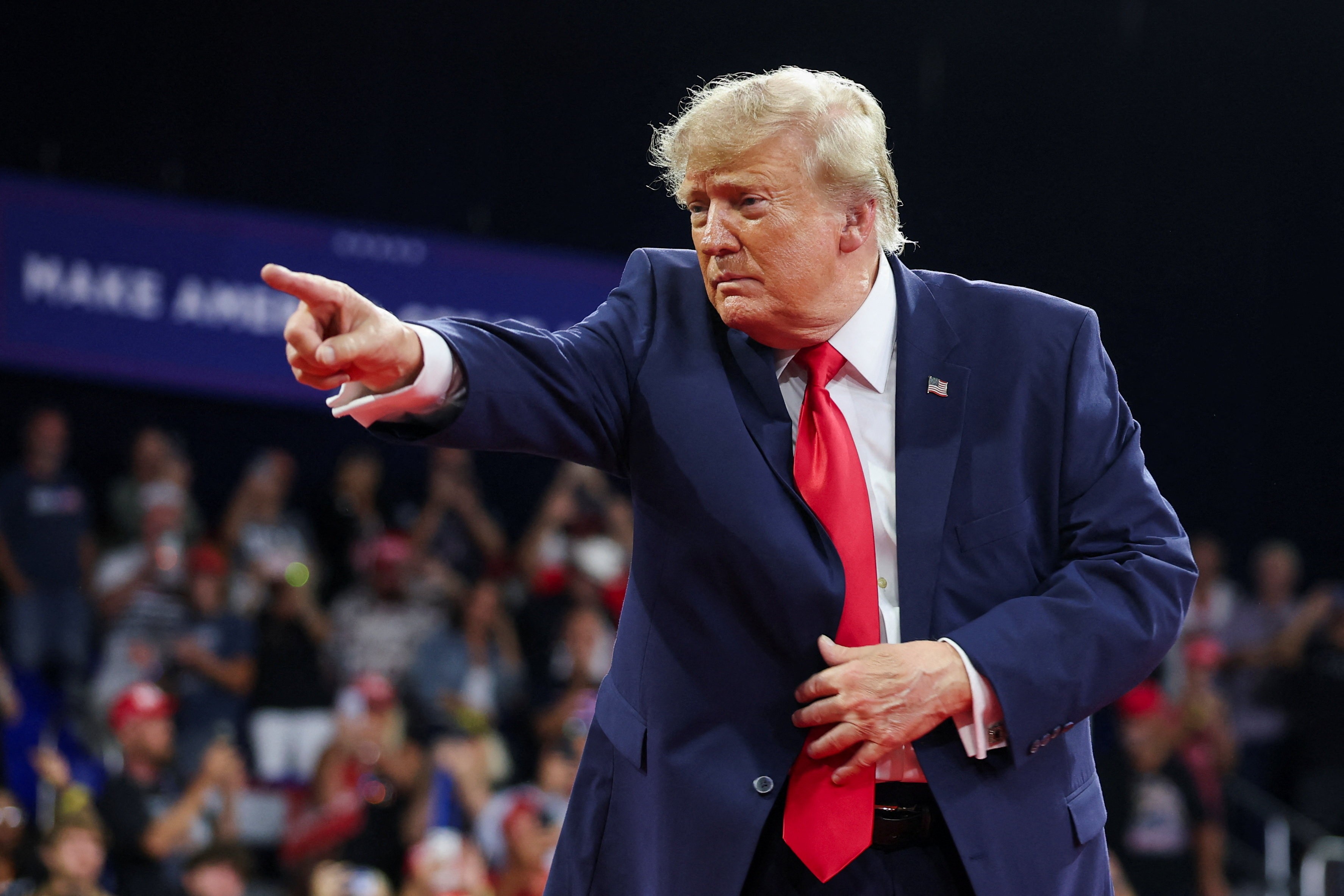 Trump recua da própria tarifa de 50% sobre produtos canadenses após pressão republicana. A Casa Branca anunciou isenções para madeira compensada, alguns tipos de papel, máquinas, equipamentos de refrigeração e embalagens de transporte — itens que agricultores e empresas dos EUA dizem não conseguir substituir sem custos altos.

O recuo escancara o caos da guerra comercial de Trump: tarifas impostas em agosto sobre US$ 20 bilhões em importações canadenses agora são retiradas para proteger produtores do Maine e de Michigan, estados que os republicanos precisam vencer para manter o Senado. É uma operação de salvamento político, não uma estratégia econômica coerente.

Em vez de defender trabalhadores e consumidores, o governo improvisa depois que suas tarifas agressivas prejudicaram as próprias comunidades que diz proteger. A lição é clara: política comercial reacionária gera incerteza, encarece produtos e força recuos desesperados.