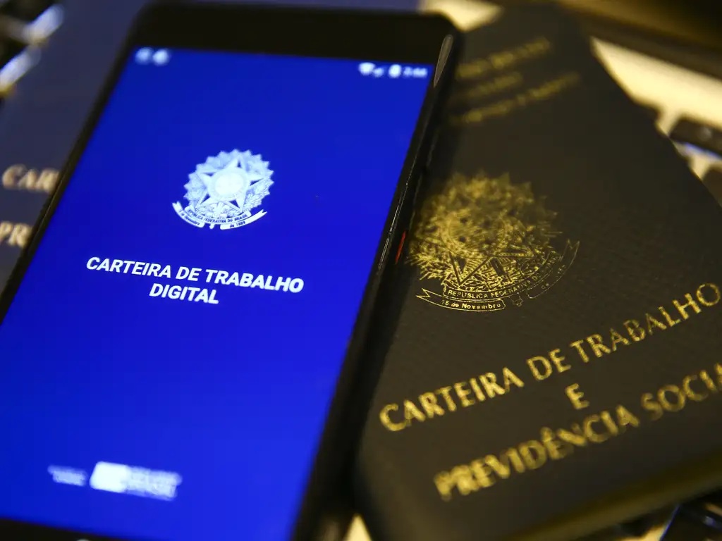 O Brasil segue gerando oportunidades no mercado formal: foram abertas 58.568 vagas com carteira assinada em julho, segundo o Novo Caged. Foram mais de 2,26 milhões de admissões no mês, com o estoque total de vínculos formais chegando a 48,08 milhões.

Os serviços puxaram o resultado, com destaque para transporte e armazenagem, enquanto construção, agropecuária e indústria também fecharam no azul. O salário médio de admissão subiu para R$ 2.419,23. O avanço reforça a recuperação do emprego e aquece ainda mais o debate sobre o futuro do trabalho no país.