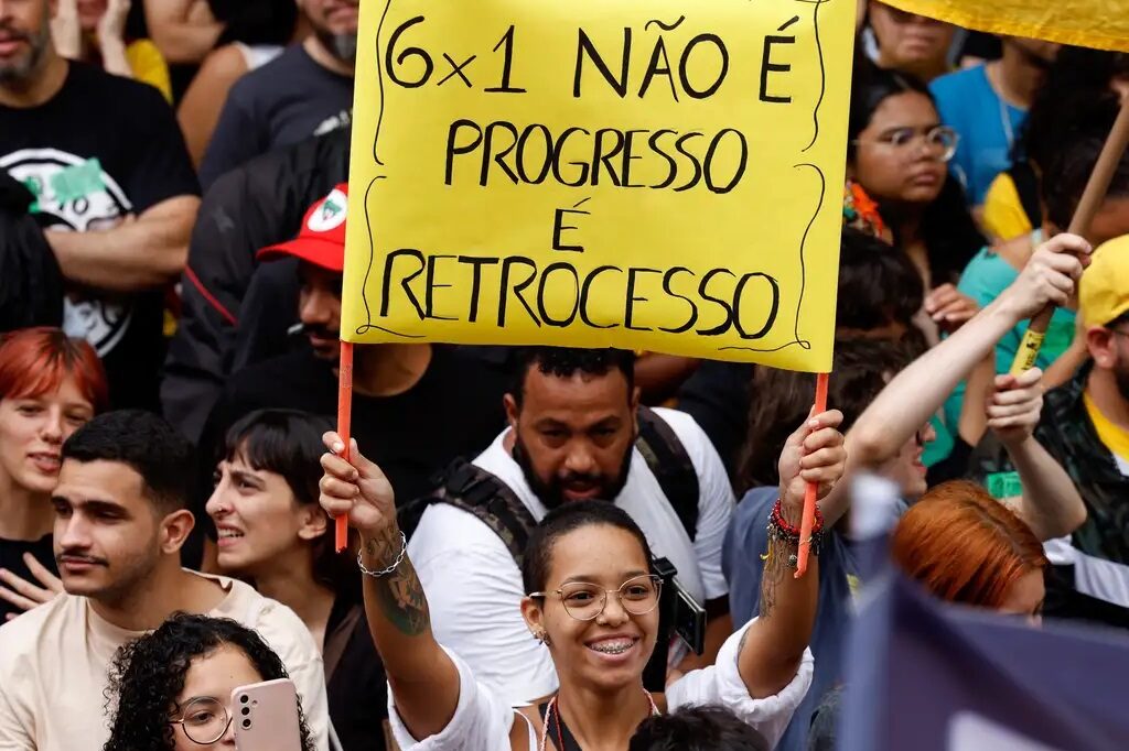 As eleições de 2026 já têm um dos confrontos mais importantes: redução da maioridade penal contra o fim da jornada 6x1. Enquanto a direita aposta no descontentamento e no medo, o campo progressista encontra na luta pelo tempo do trabalhador a chance de conquistar o eleitor indeciso.

A pauta do 6x1 toca direto na dignidade de quem vive para bater cartão. Mais do que emprego, o trabalhador quer ser dono do próprio tempo. Esta é a batalha política que pode definir o futuro do Brasil.